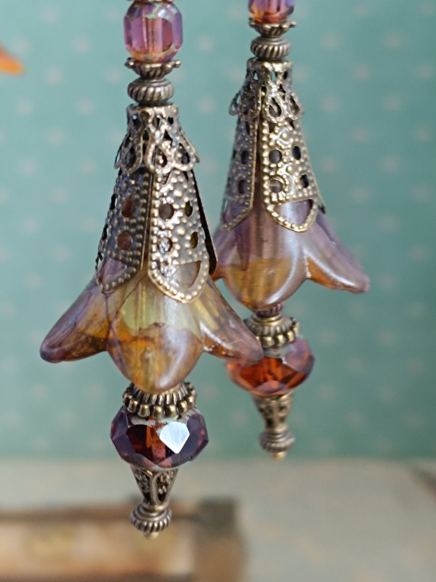 Boucles d'oreilles bohème automne - Fleurs lucite peinte et perles verre tchèque bronze