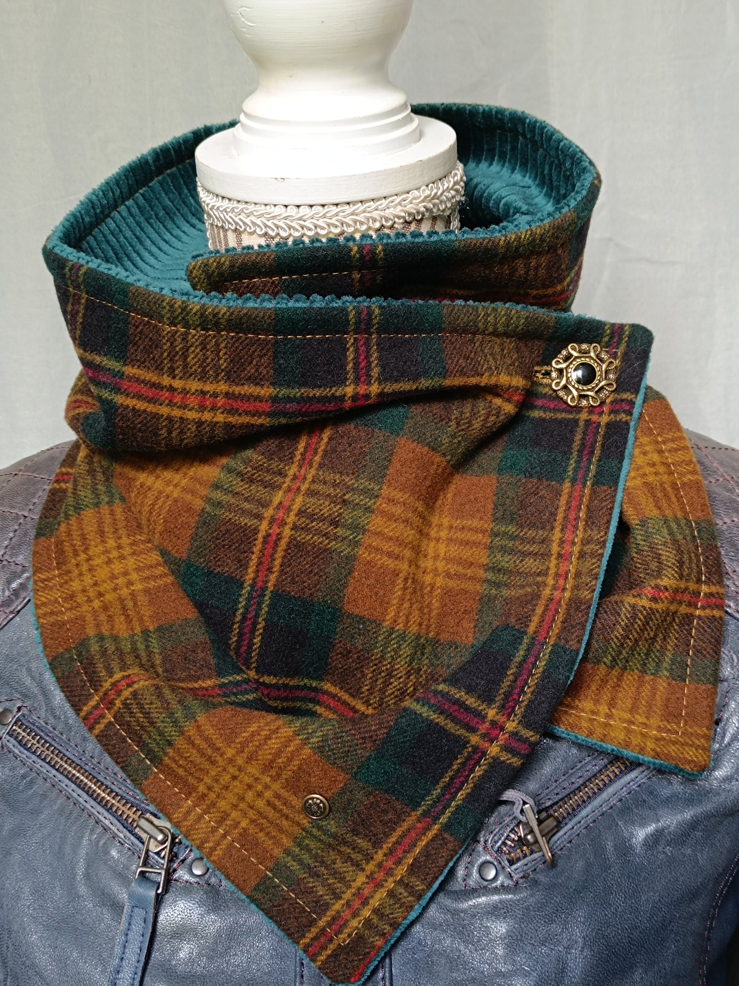 Tour de Cou Boutonné en Tartan Celtique Étreinte Textile & Poésie de Saison