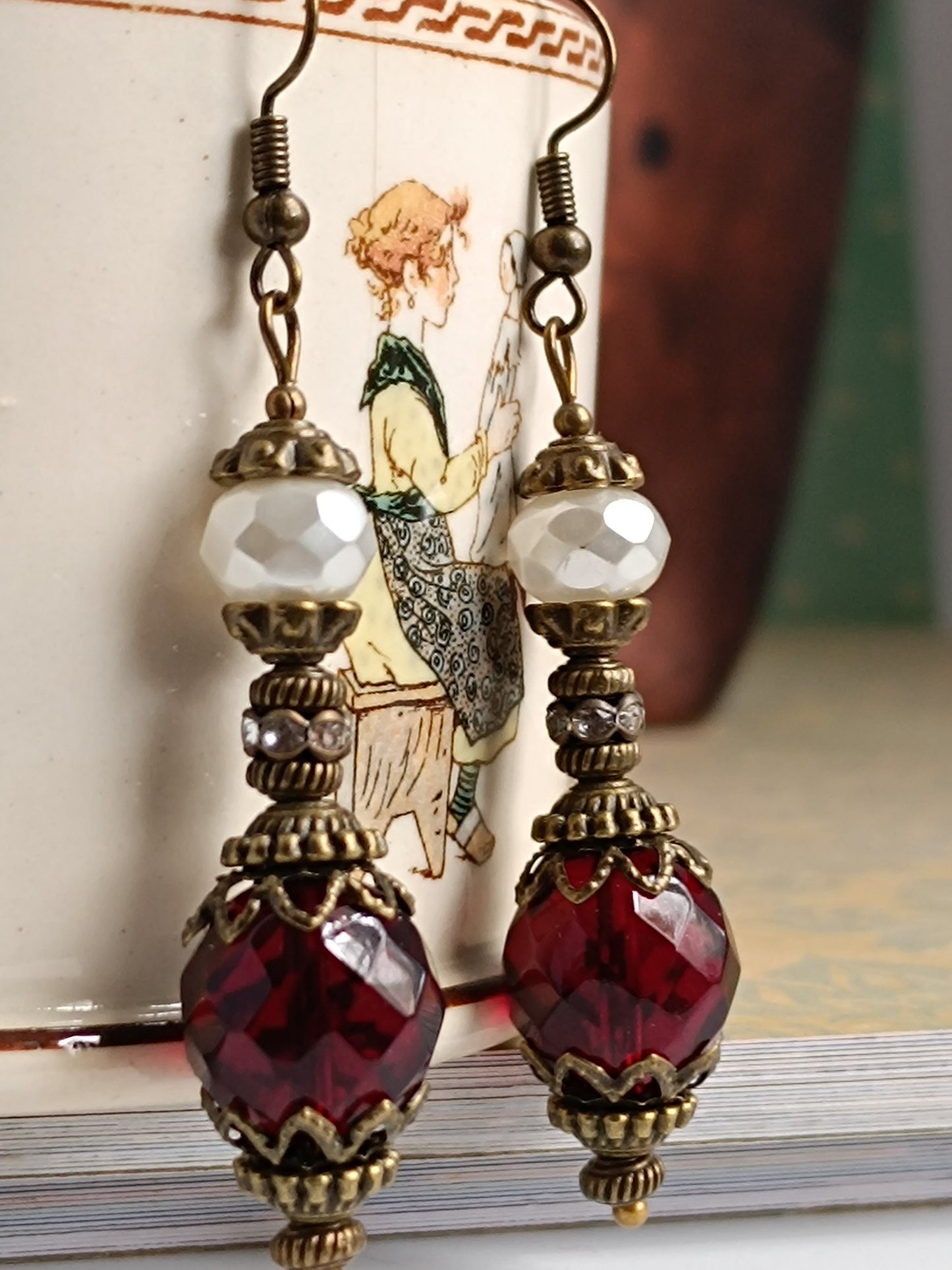 Boucles d'oreilles pendantes artisanales – Perles facettées rouges et blanches, métal bronze antique filigrané