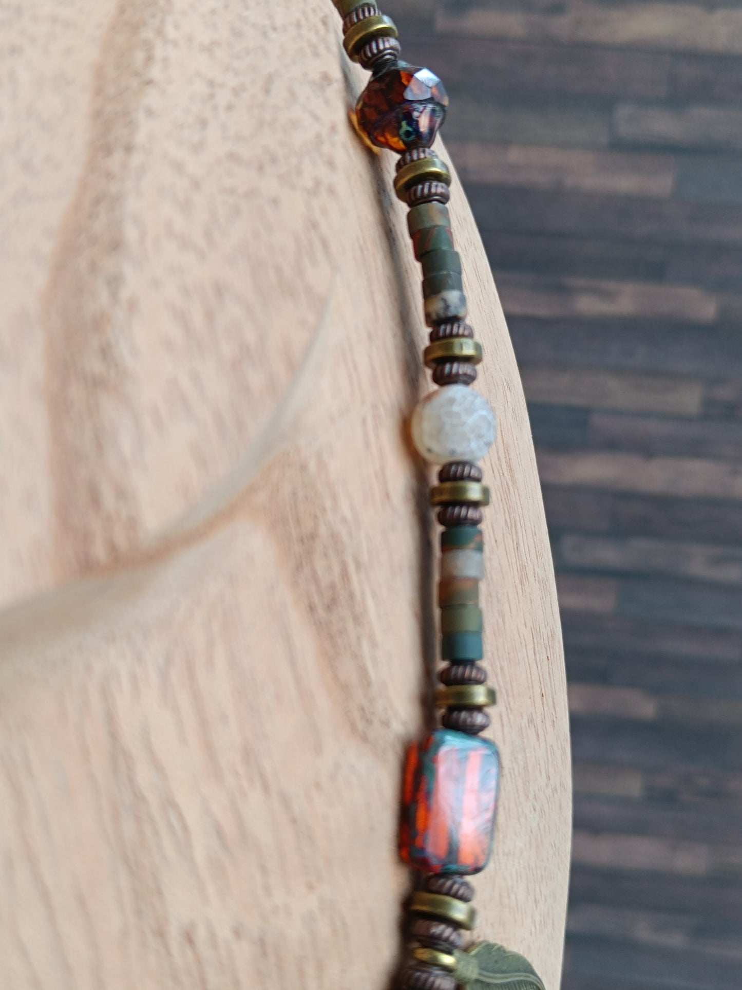 Collier artisanal câblé – Style bohème mystique corbeau