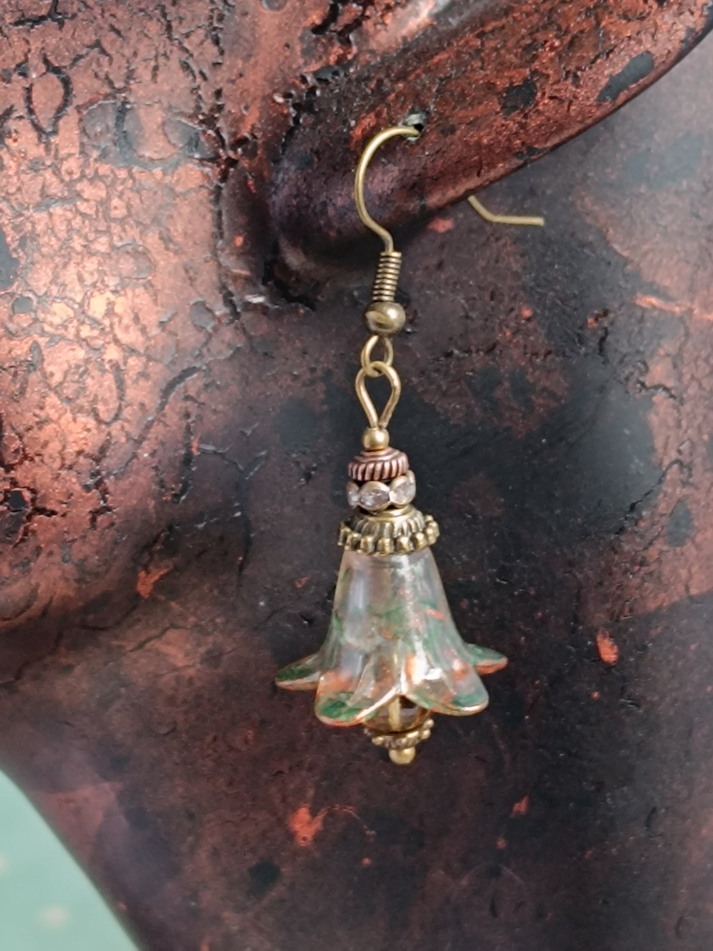 Petites boucles d’oreilles pendantes “Fleurs Féeriques” – Vert mousse & reflets cuivrés