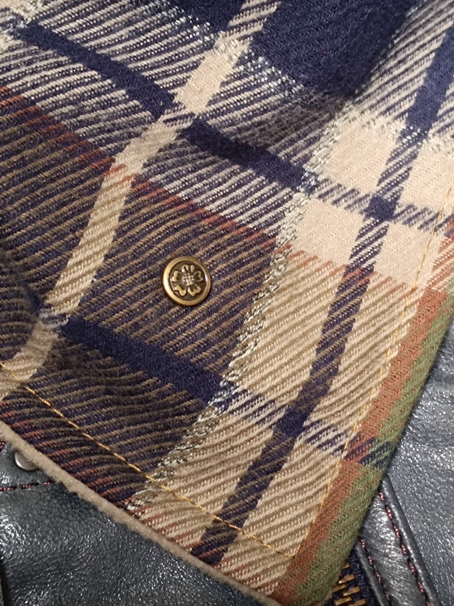 Tour de cou écharpe boutonnée tartan et polaire, bouton vintage