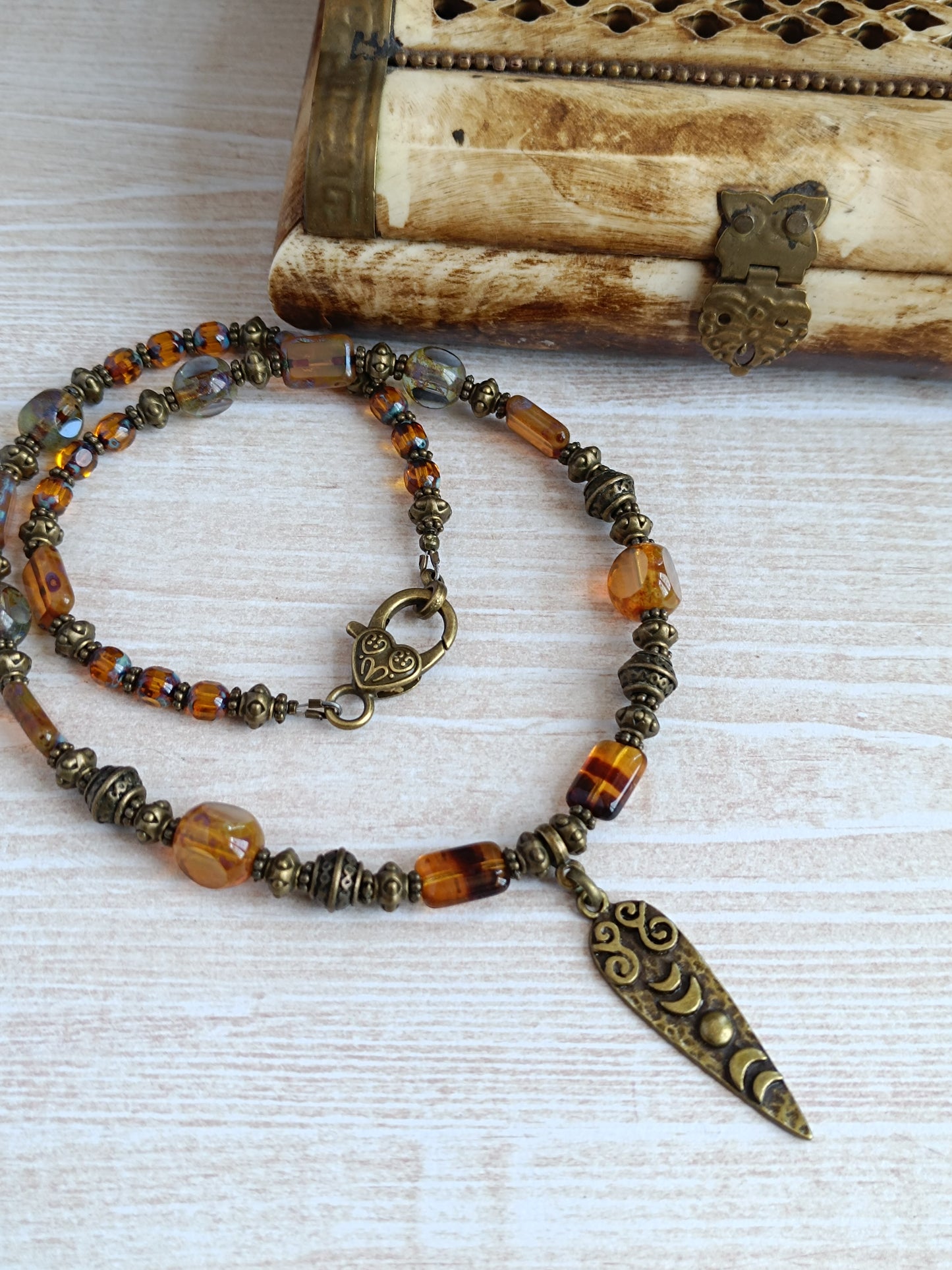 Collier artisanal bohème en verre tchèque et bronze – Pendentif Triple Lune mystique