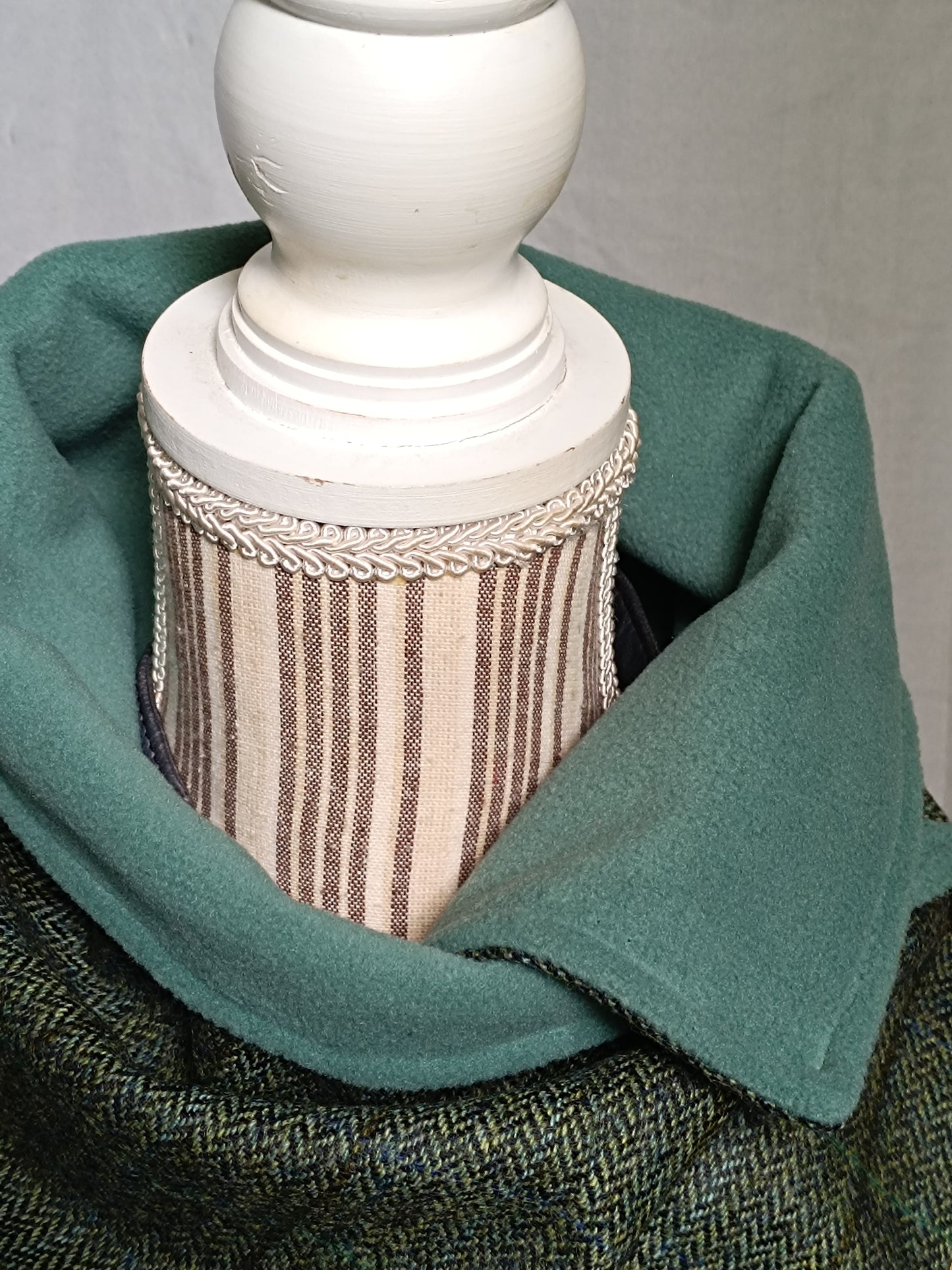 Écharpe Tour de Cou Boutonné en Tweed Celtique – Chaleur, Caractère & Déclaration de Style