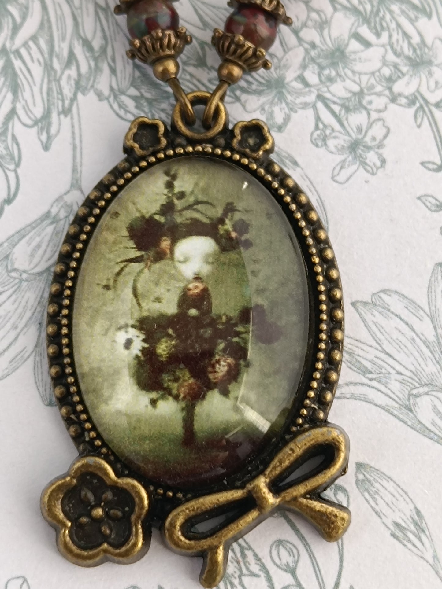 Collier Chapelet Perles Naturelles - Pendentif Cabochon 'Le Secret de la Magie'