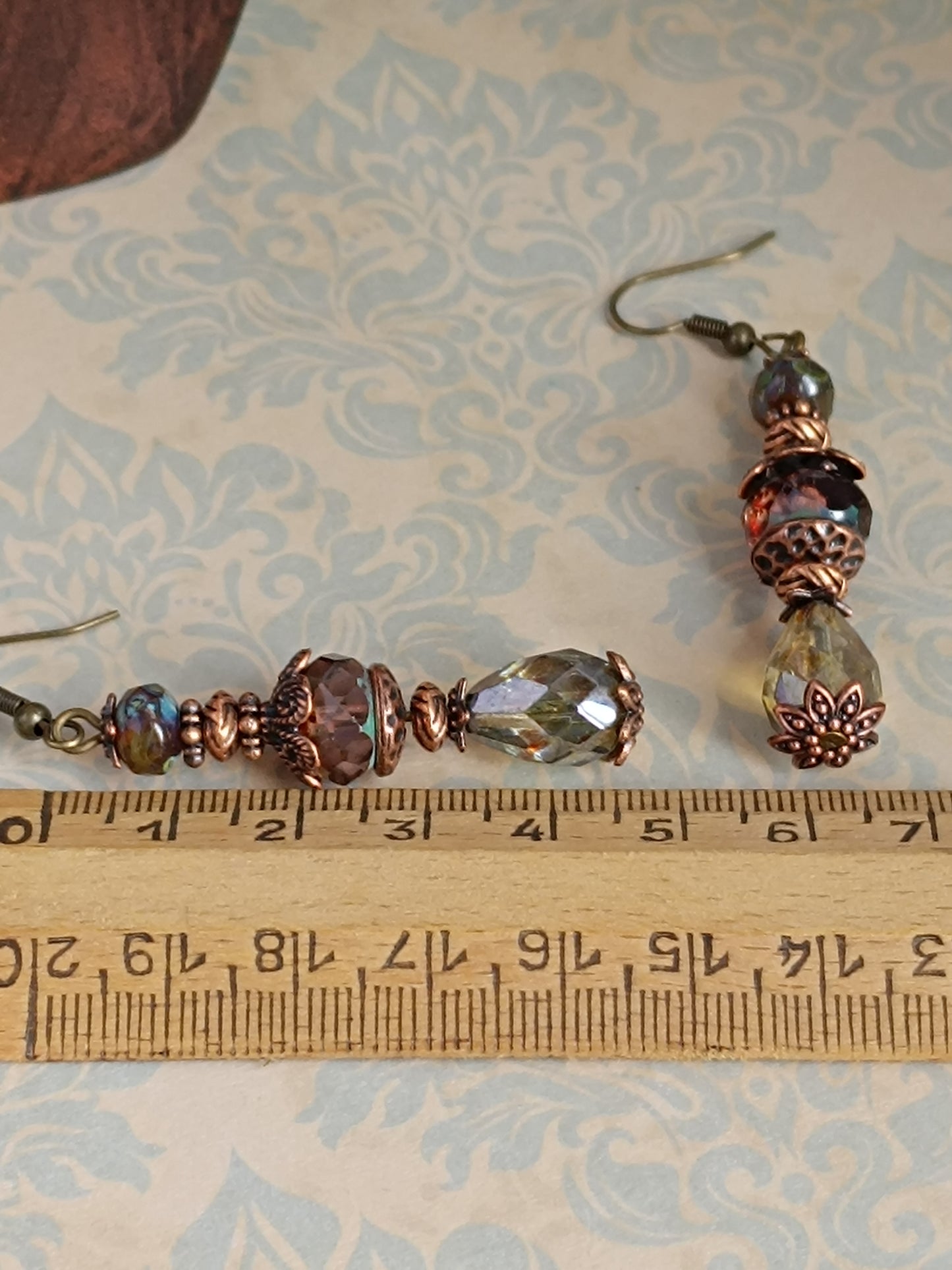Boucles d'oreilles pendantes artisanales , Verre tchèque Picasso, perles facettées roses & métal bronze/cuivre filigrané
