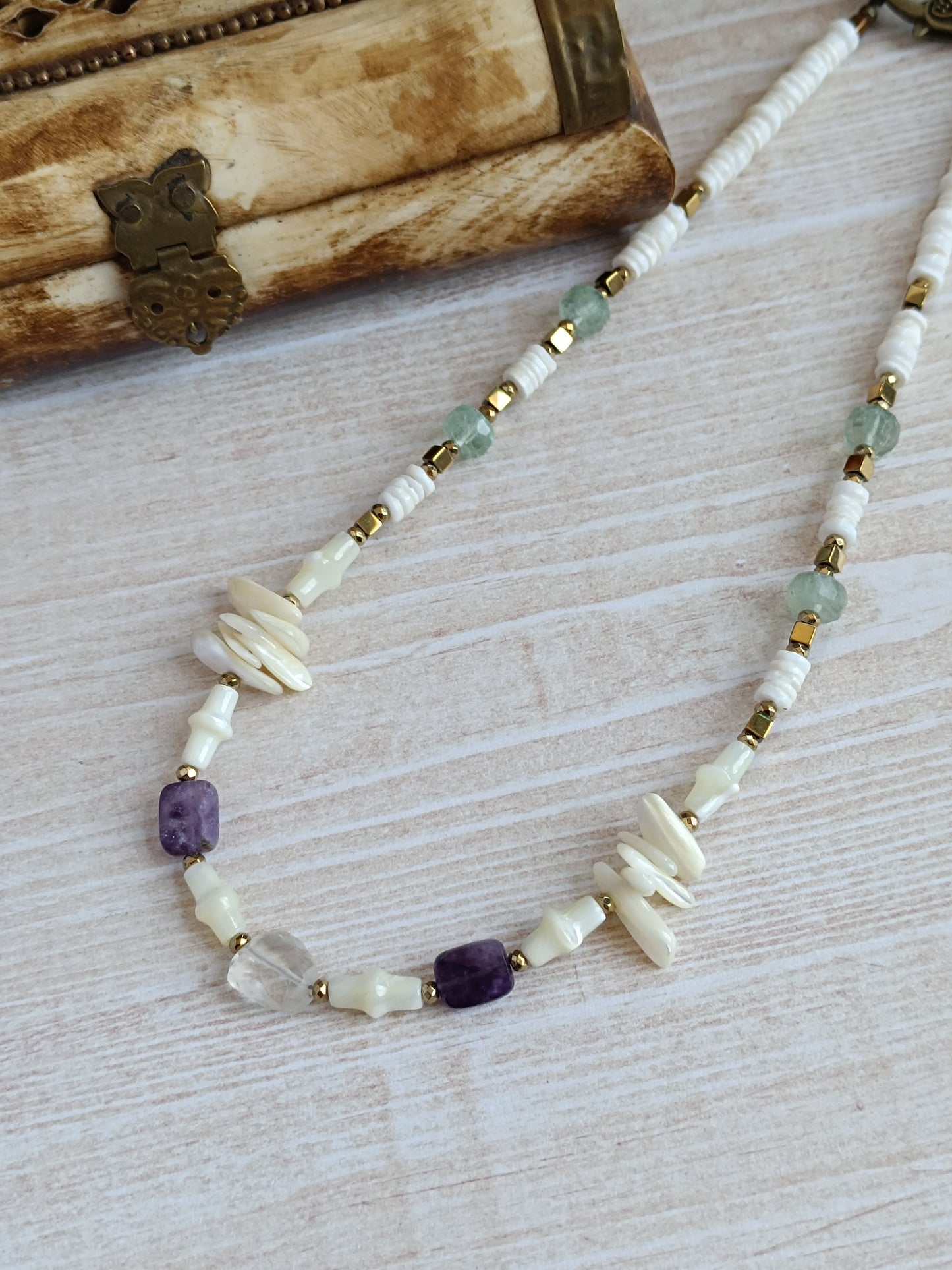 Collier artisanal câblé nacre aigue marine et fluorite – Style bohème chic