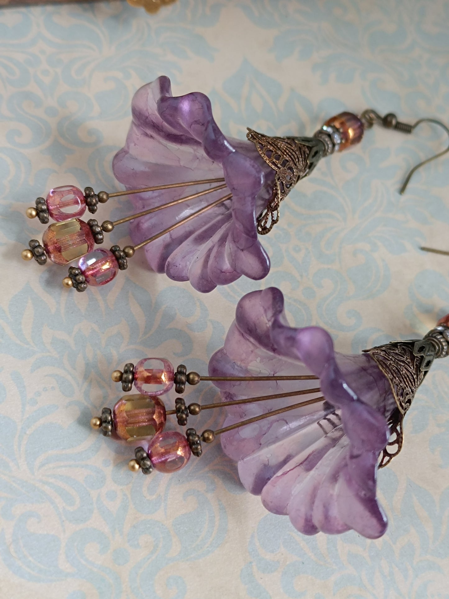 Boucles d'oreilles pendantes  grandes fleurs féeriques bronze - Perles de verre tchèque