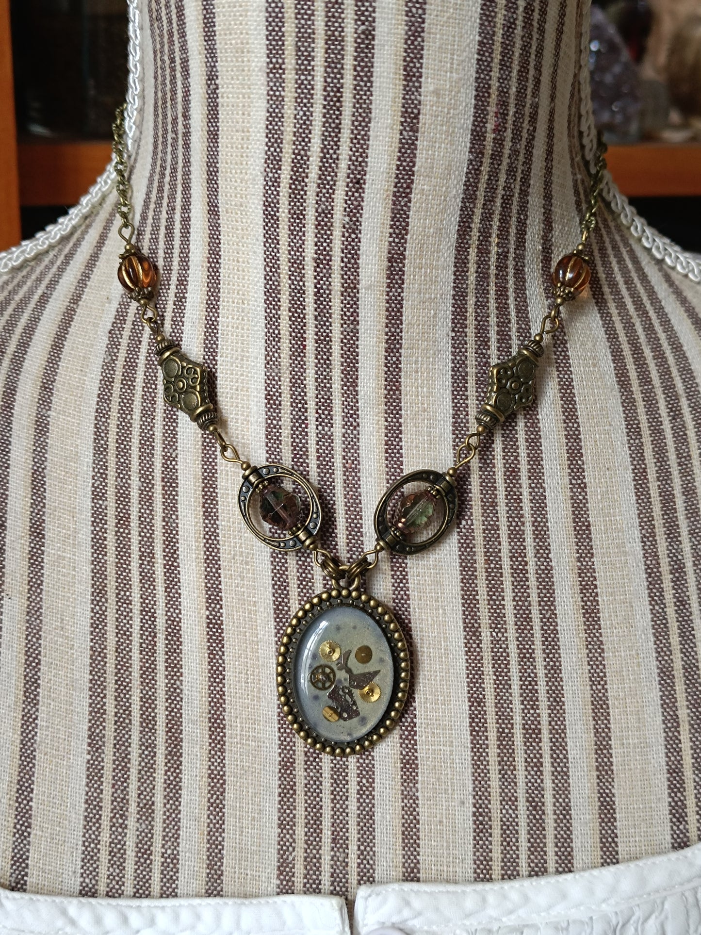 Collier chaîne et chapelet de perles pendentif ovale steampunk