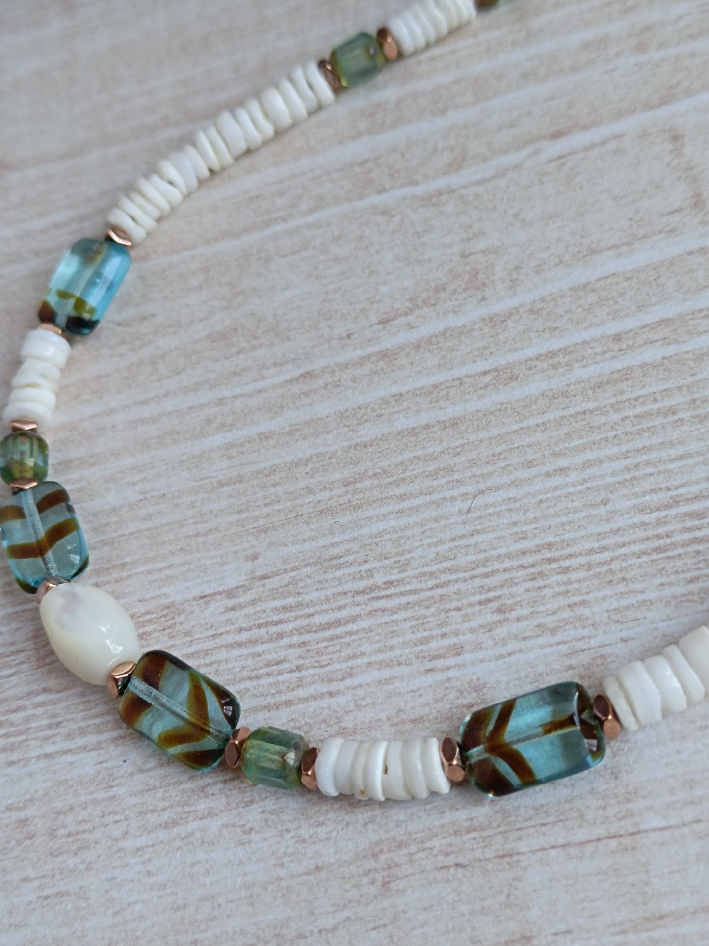 Collier perles heishi coquillage, nacre et verre tchèque