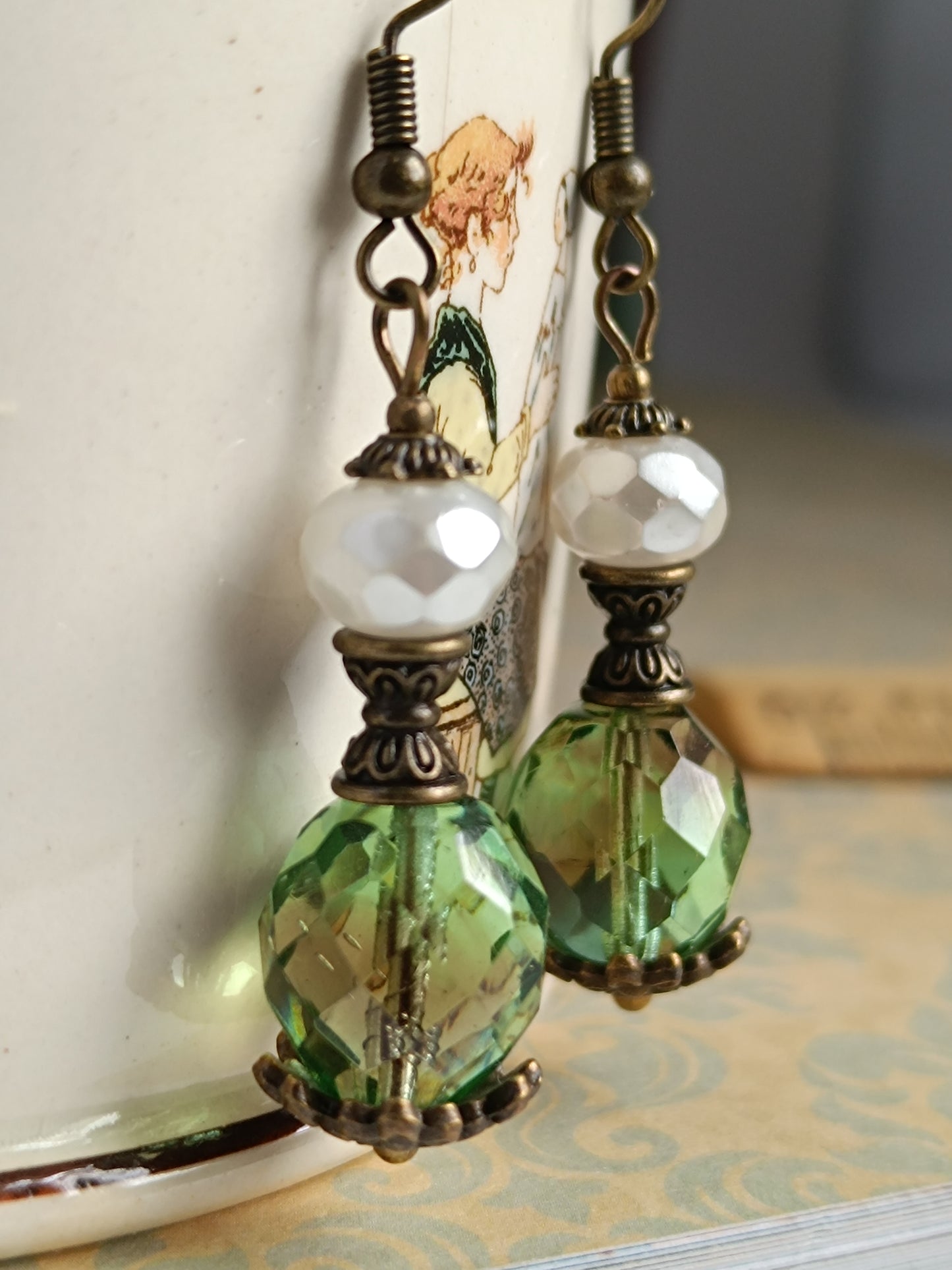 Boucles d'oreilles pendantes perles verre tchèque vertes effet fumé bronze antique