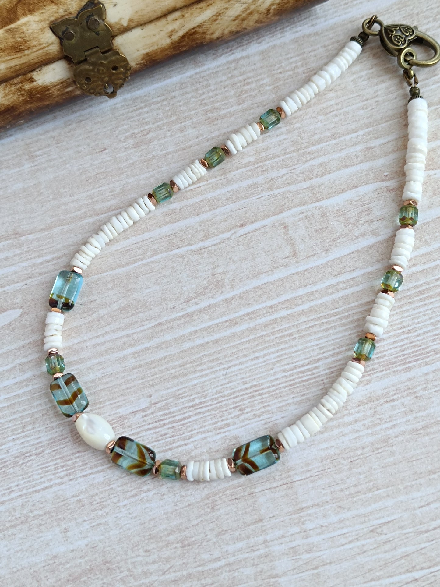 Collier perles heishi coquillage, nacre et verre tchèque