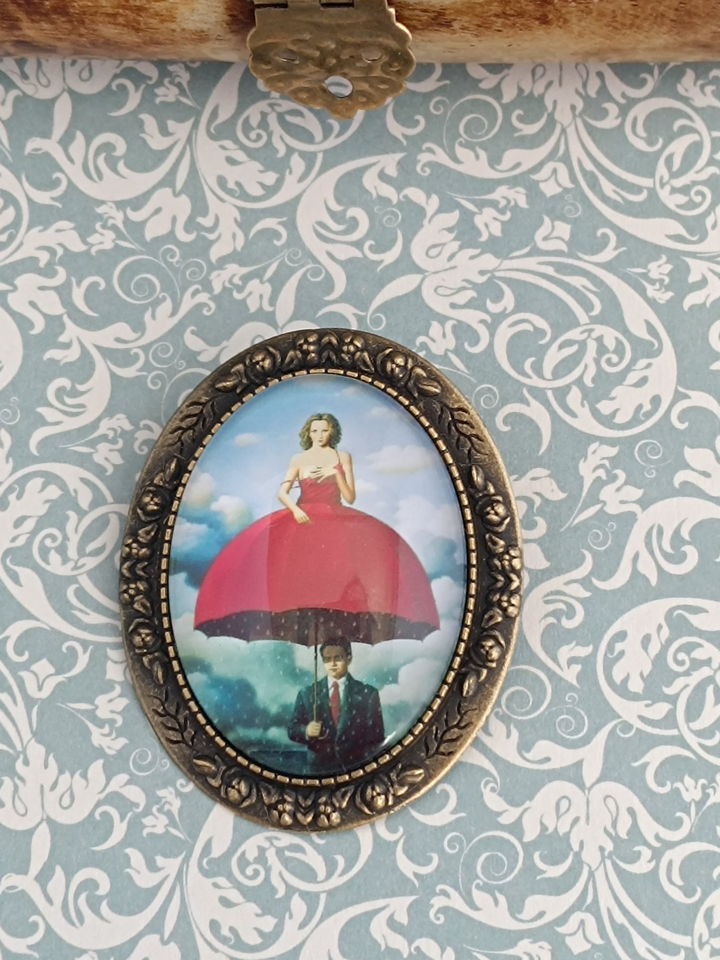 Broche cabochon verre surréaliste la femme sur un parapluie