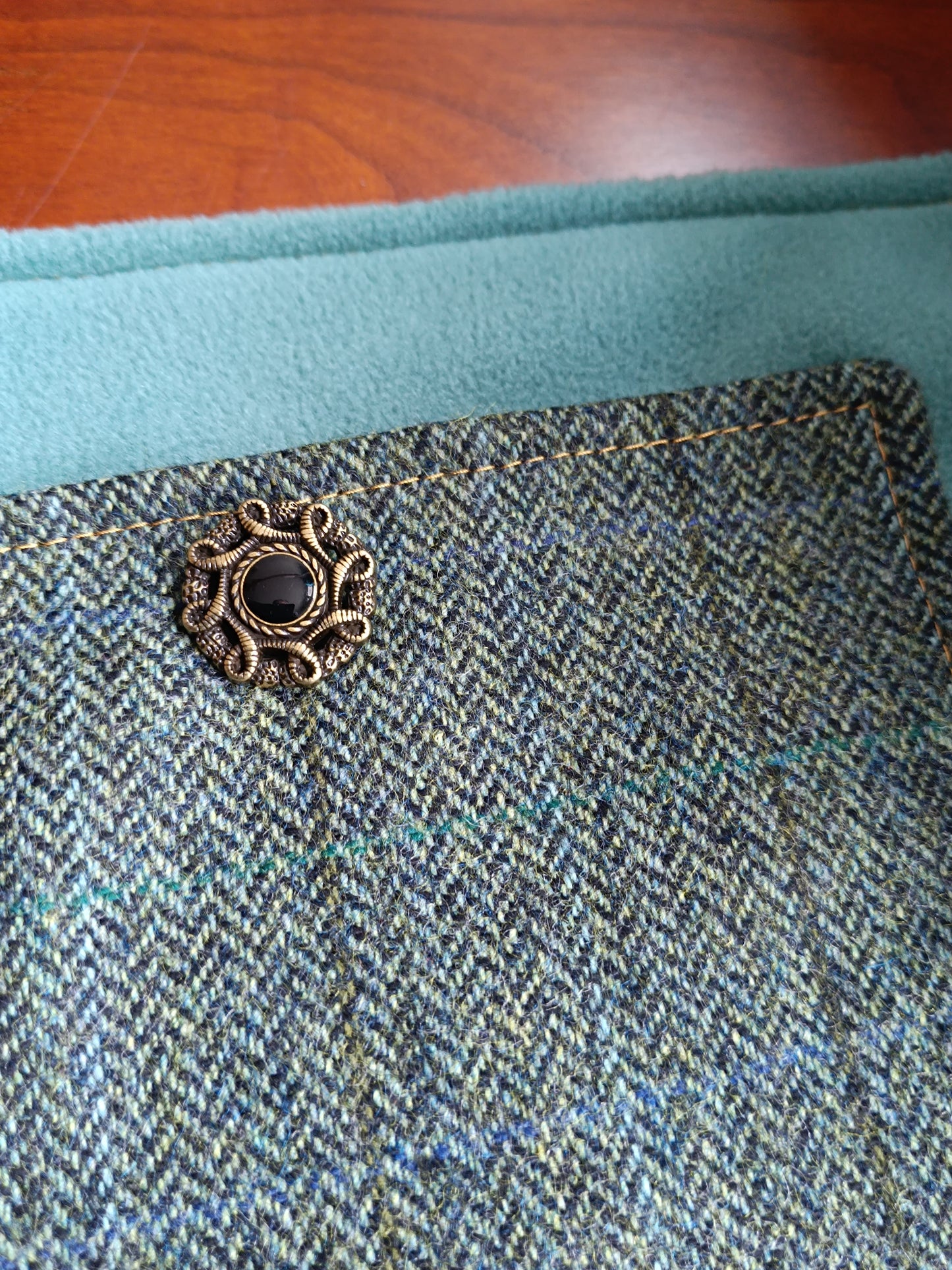 Écharpe Tour de Cou Boutonné en Tweed Celtique – Chaleur, Caractère & Déclaration de Style