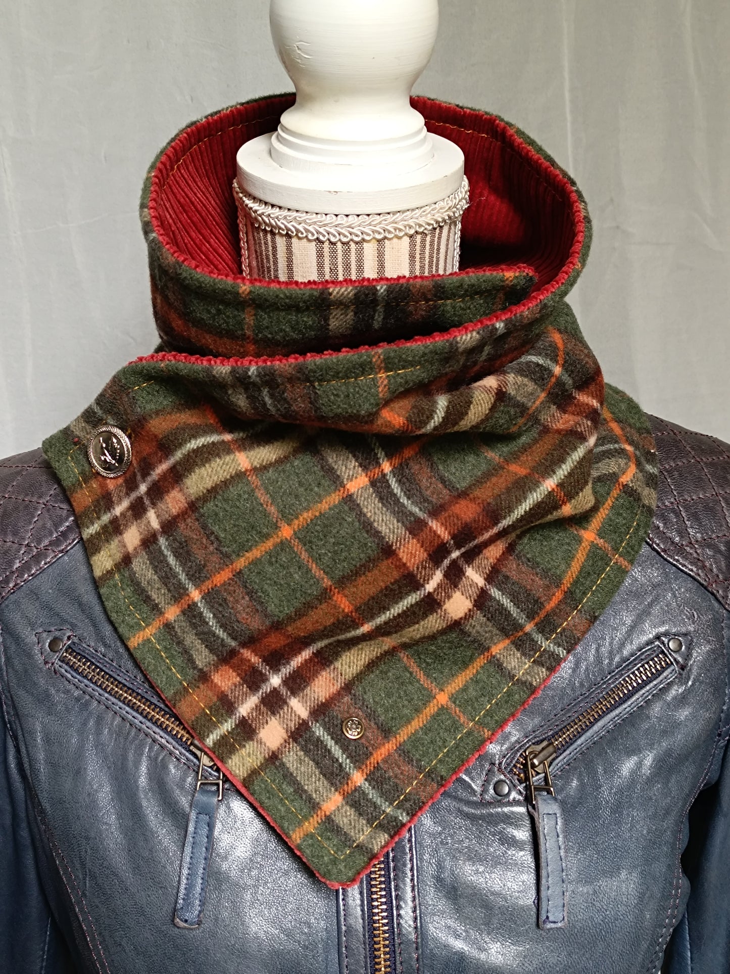 Tour de cou écharpe boutonnée tartan lainage doublé velours et bouton chardon écossais