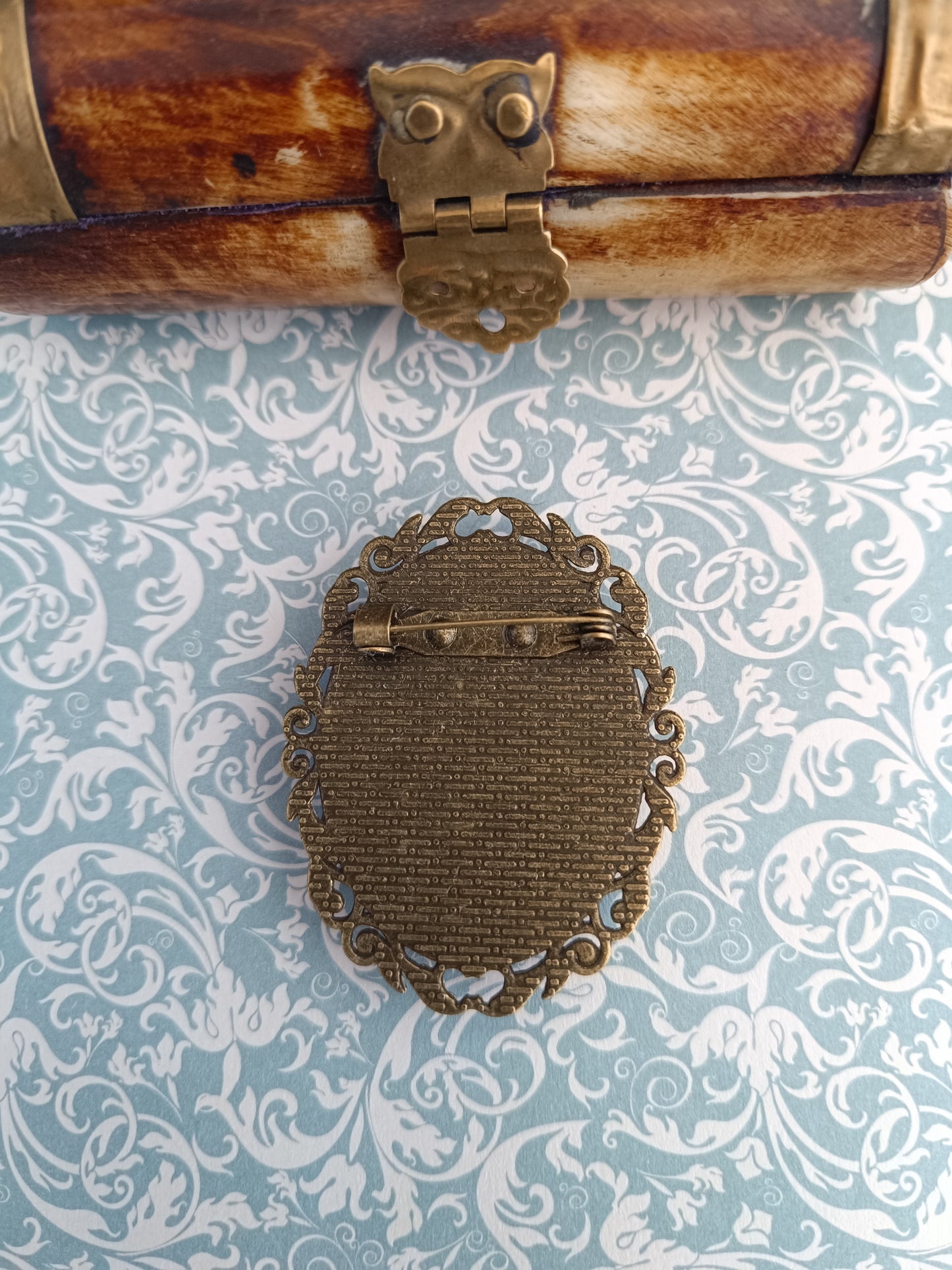 Broche cabochon verre – Illustration René Magritte