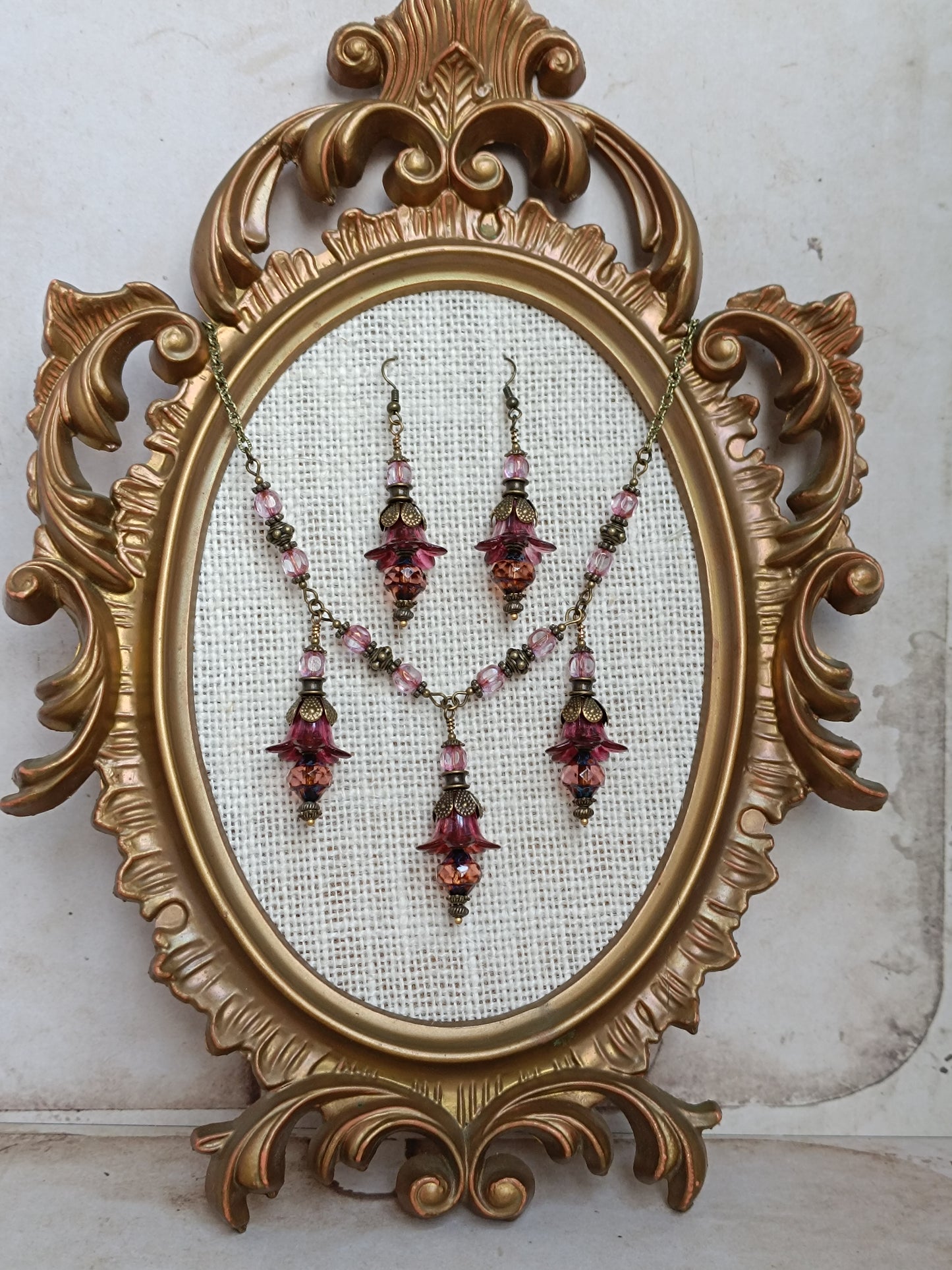 Parure Collier Boucles d'Oreilles Fleurs Féeriques Lucite Rose Verre Tchèque Bronze Antique