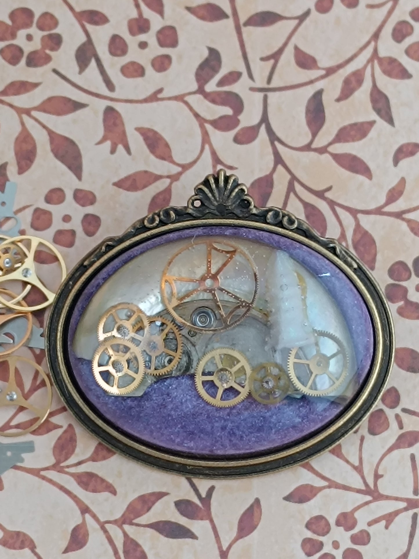 Broche Steampunk Cabochon Horizontal – Résine Époxy, Fond Violet, Engrenages Authentiques & Nacre Vintage
