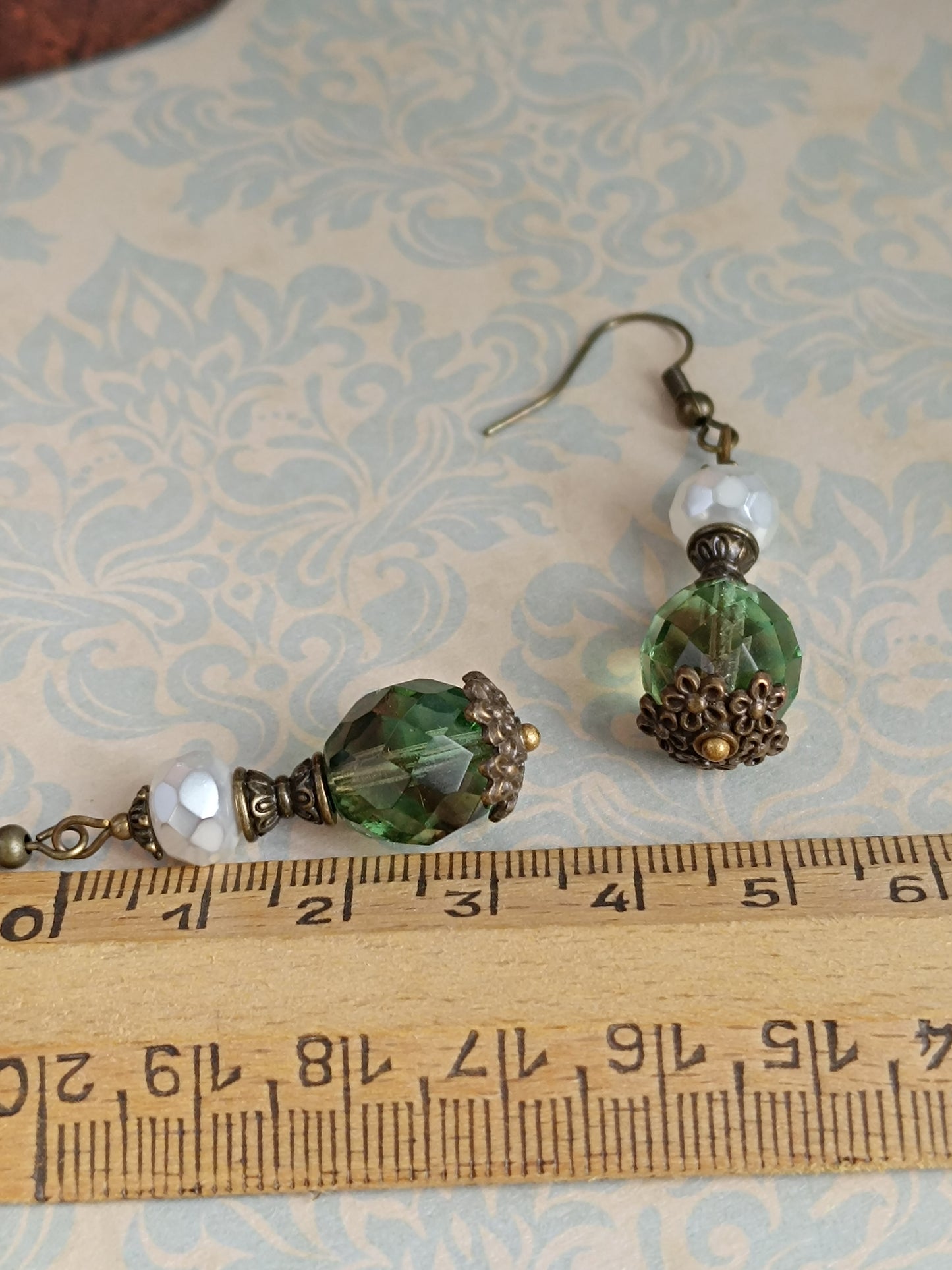 Boucles d'oreilles pendantes perles verre tchèque vertes effet fumé bronze antique
