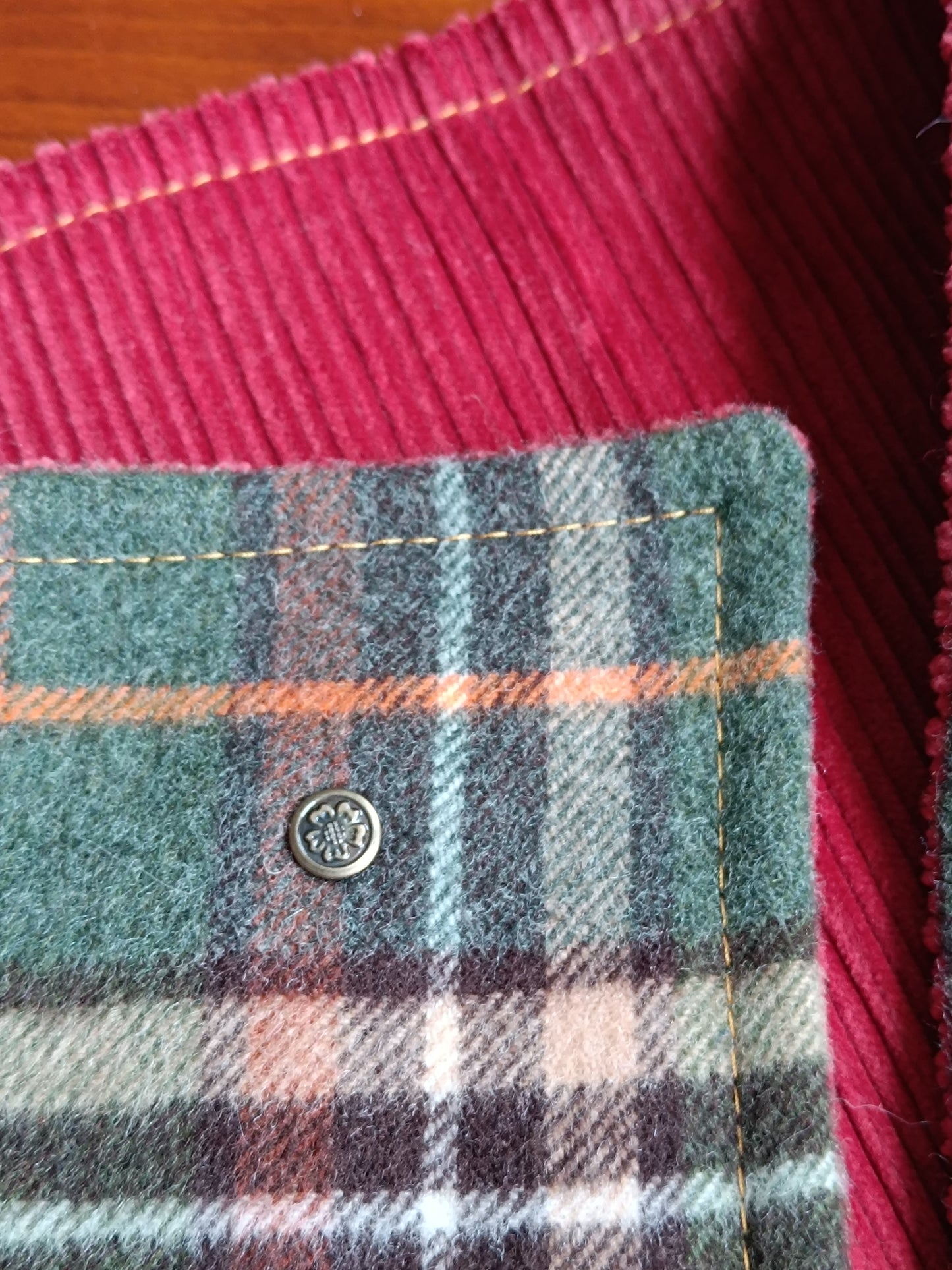 Tour de cou écharpe boutonnée tartan lainage doublé velours et bouton chardon écossais