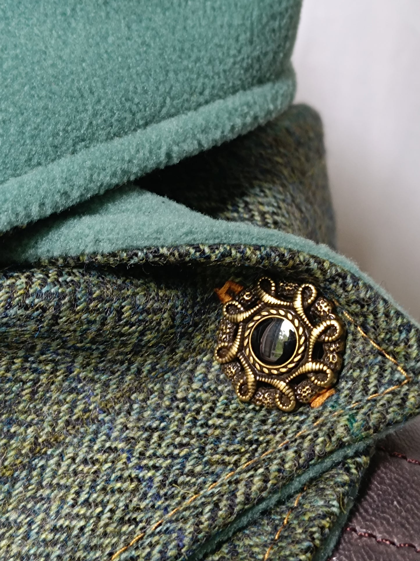 Écharpe Tour de Cou Boutonné en Tweed Celtique – Chaleur, Caractère & Déclaration de Style