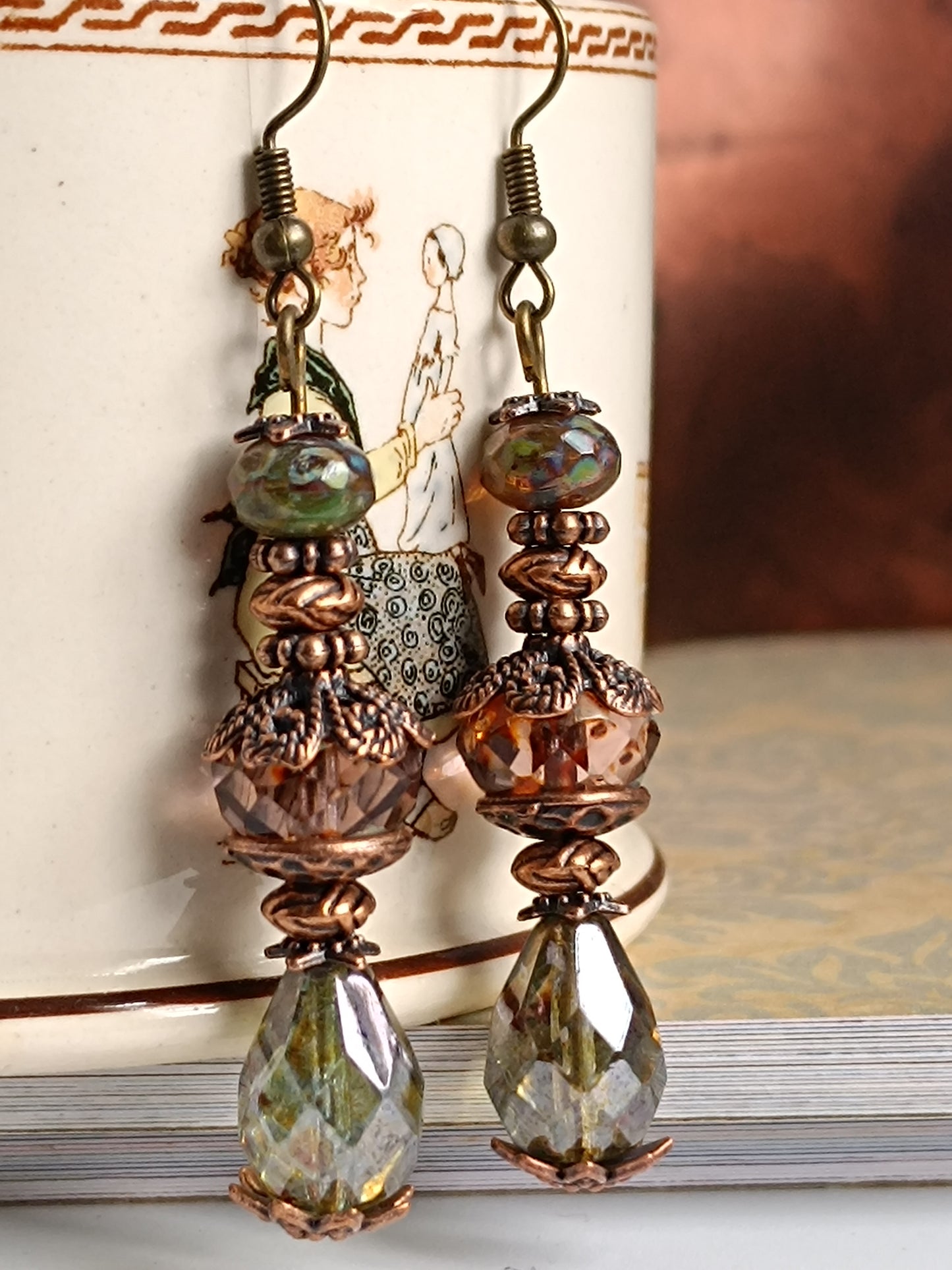 Boucles d'oreilles pendantes artisanales , Verre tchèque Picasso, perles facettées roses & métal bronze/cuivre filigrané