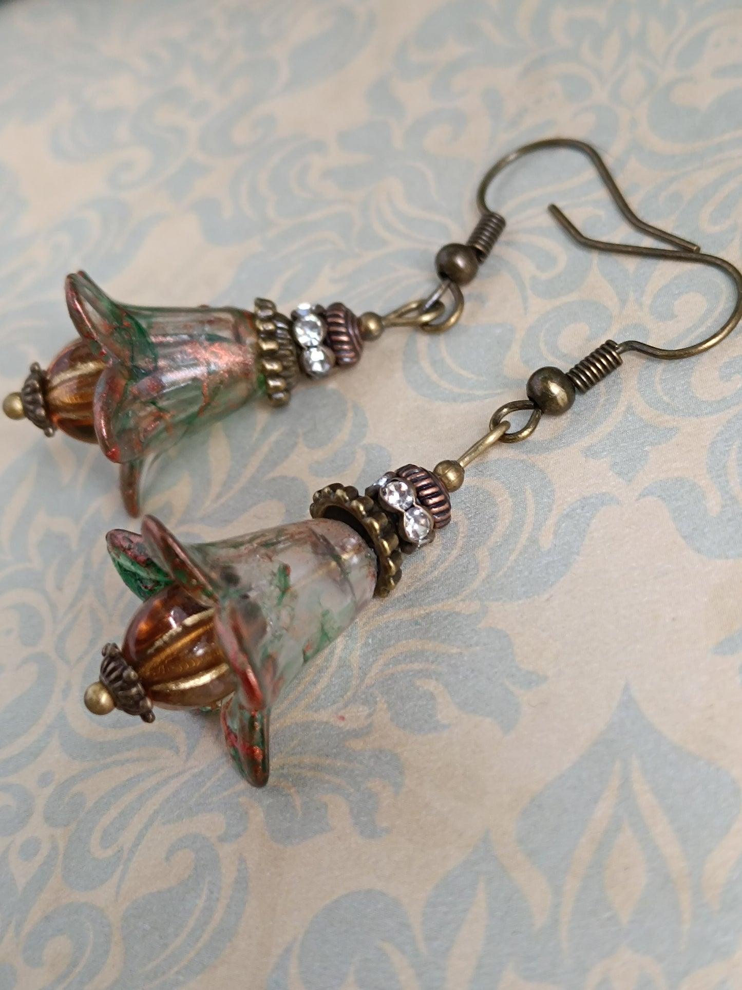 Petites boucles d’oreilles pendantes “Fleurs Féeriques” – Vert mousse & reflets cuivrés
