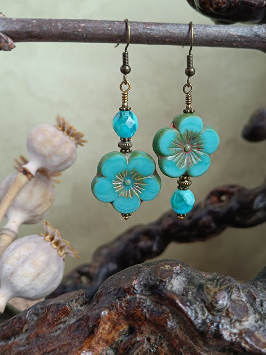 Boucles d'oreilles pendantes fleurs perles de verre tchèque asymétriques végétales bohèmes