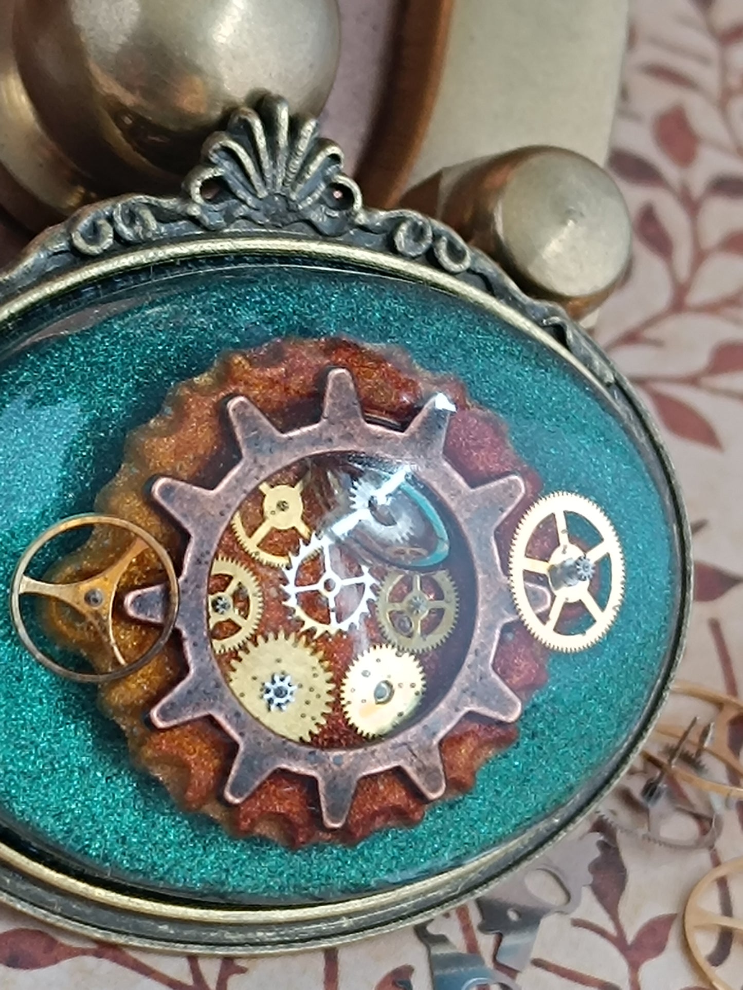 Broche Steampunk "Œil du Temps" cabochon horizontal résine époxy