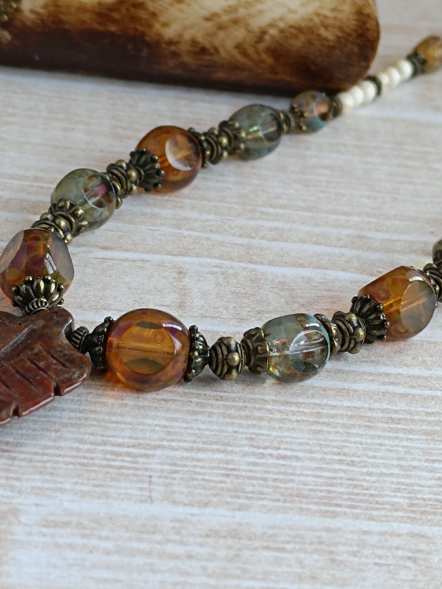 Collier Bohème Ethnique – Feuille Marron & Howlite Blanche
