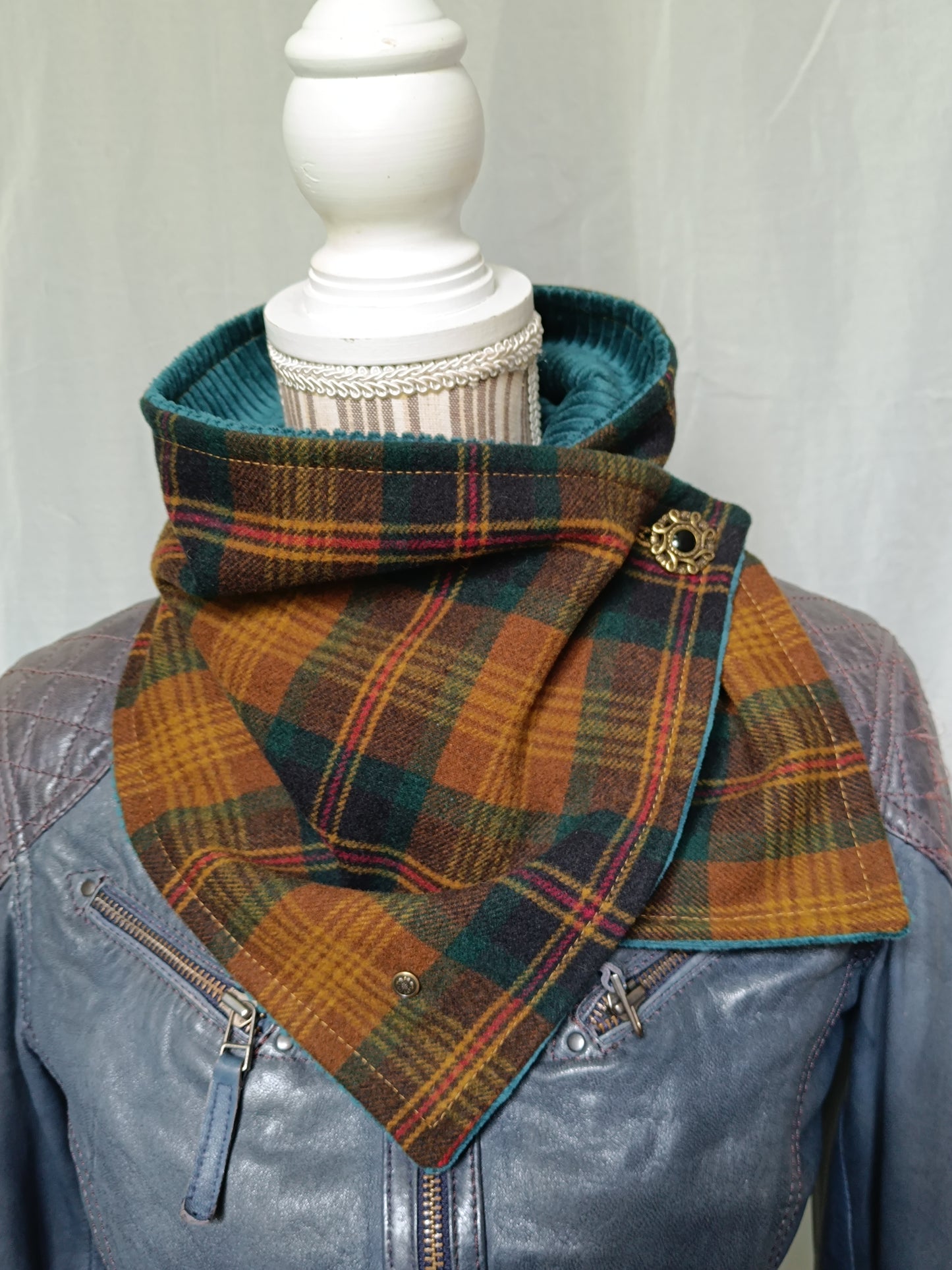 Tour de Cou Boutonné en Tartan Celtique Étreinte Textile & Poésie de Saison