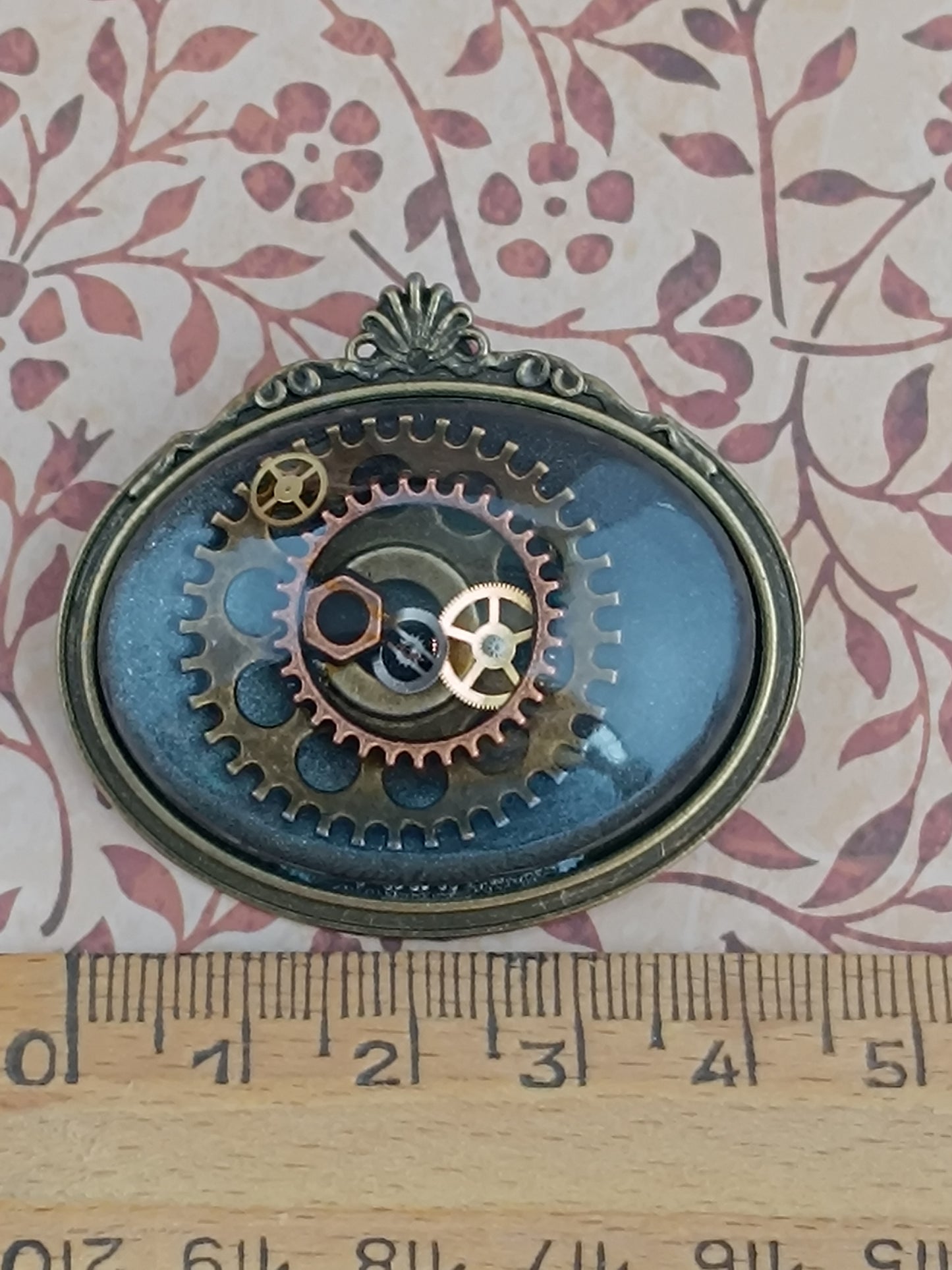 Broche Steampunk "Œil du Temps" cabochon horizontal résine époxy