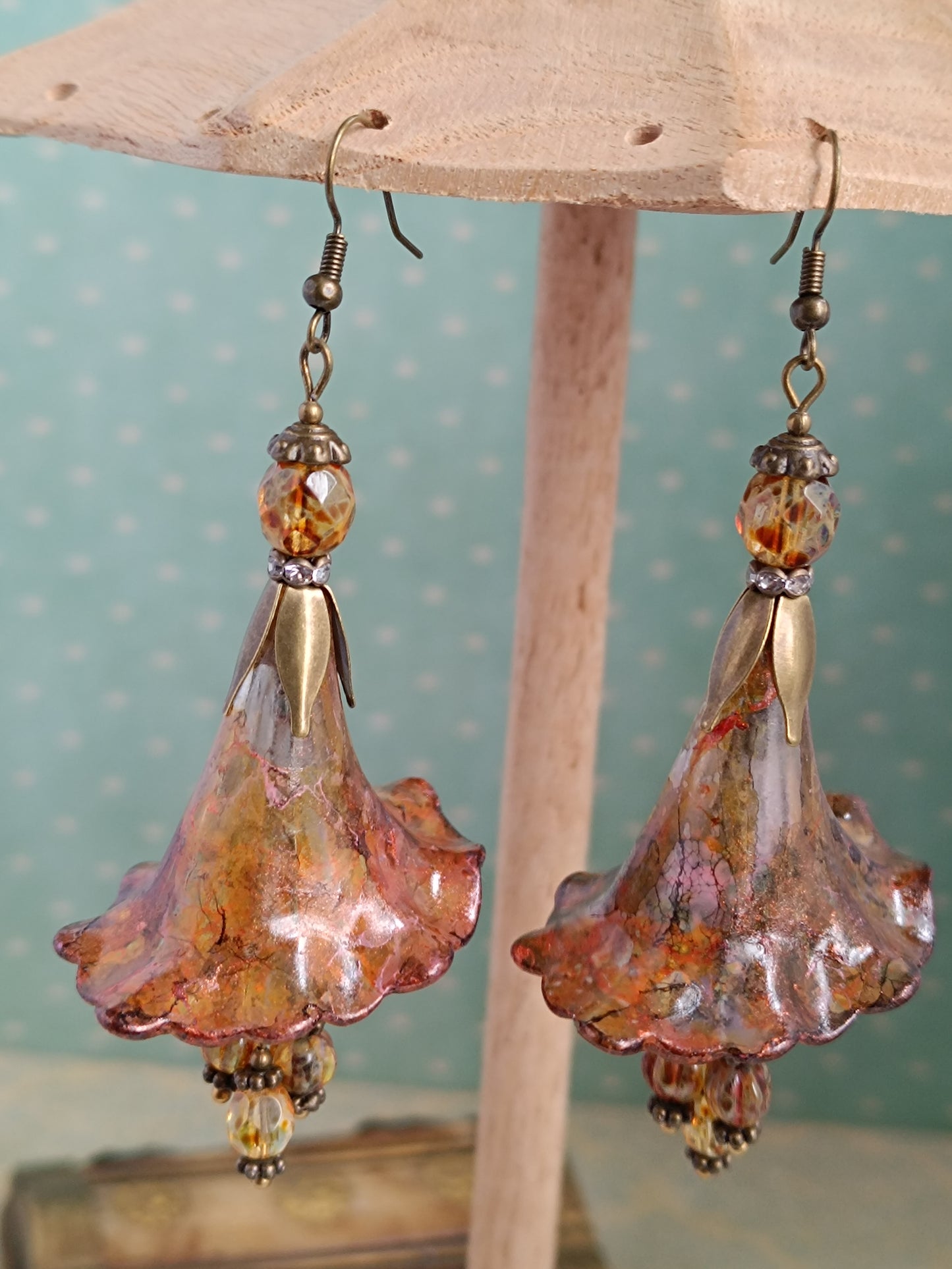 Boucles d'oreilles pendantes fleurs féeriques d'automne bronze - Perles de verre tchèque