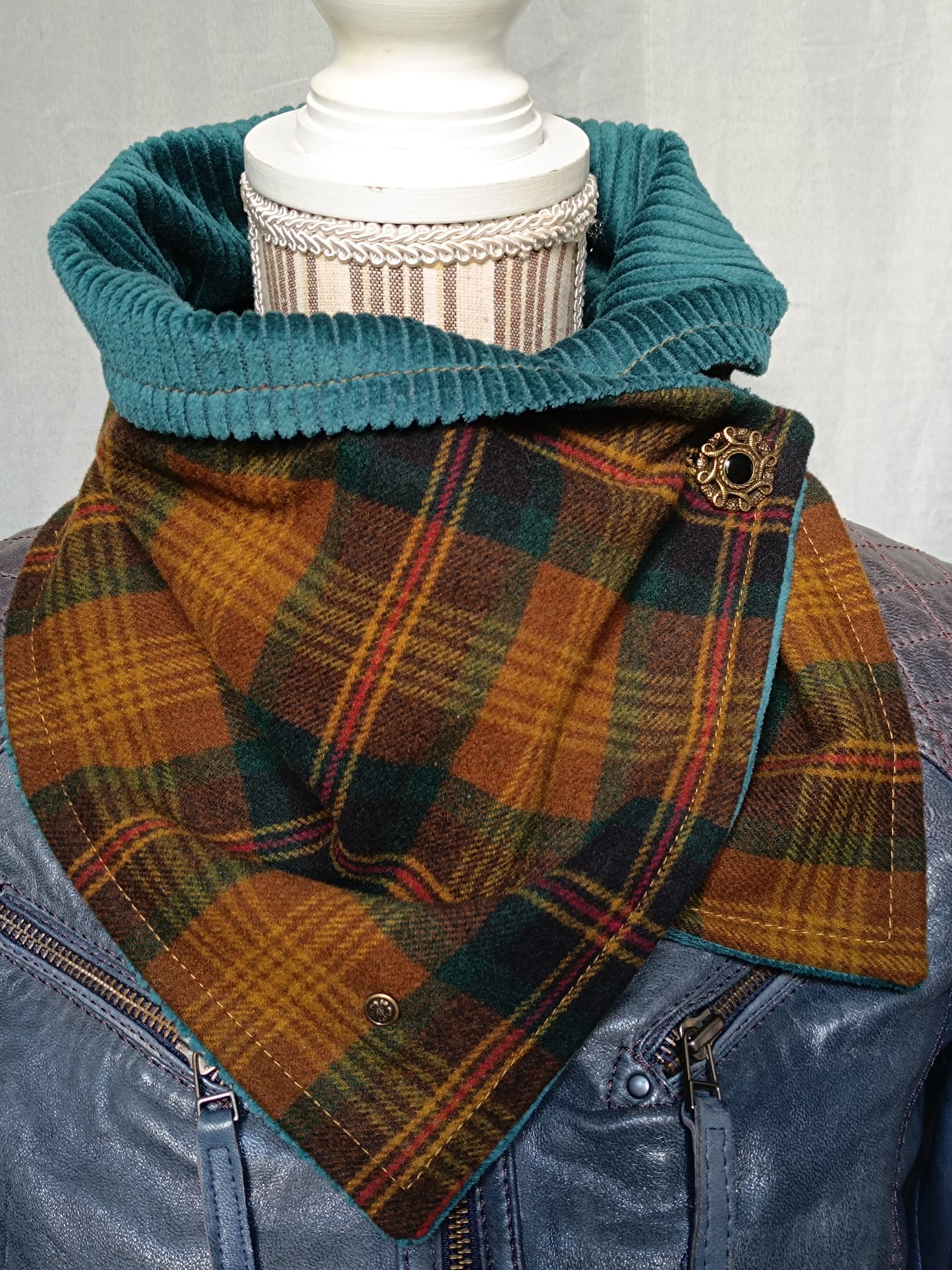 Tour de Cou Boutonné en Tartan Celtique Étreinte Textile & Poésie de Saison