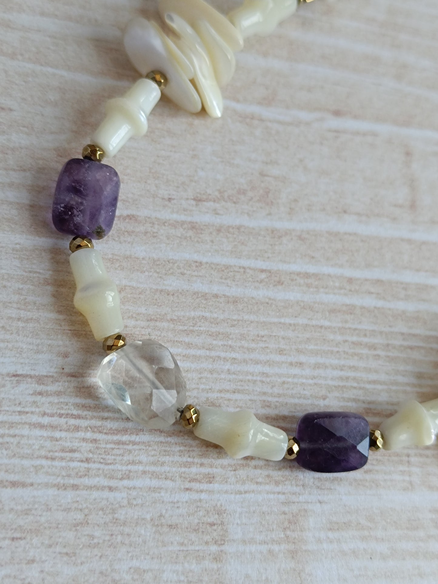 Collier artisanal câblé nacre aigue marine et fluorite – Style bohème chic