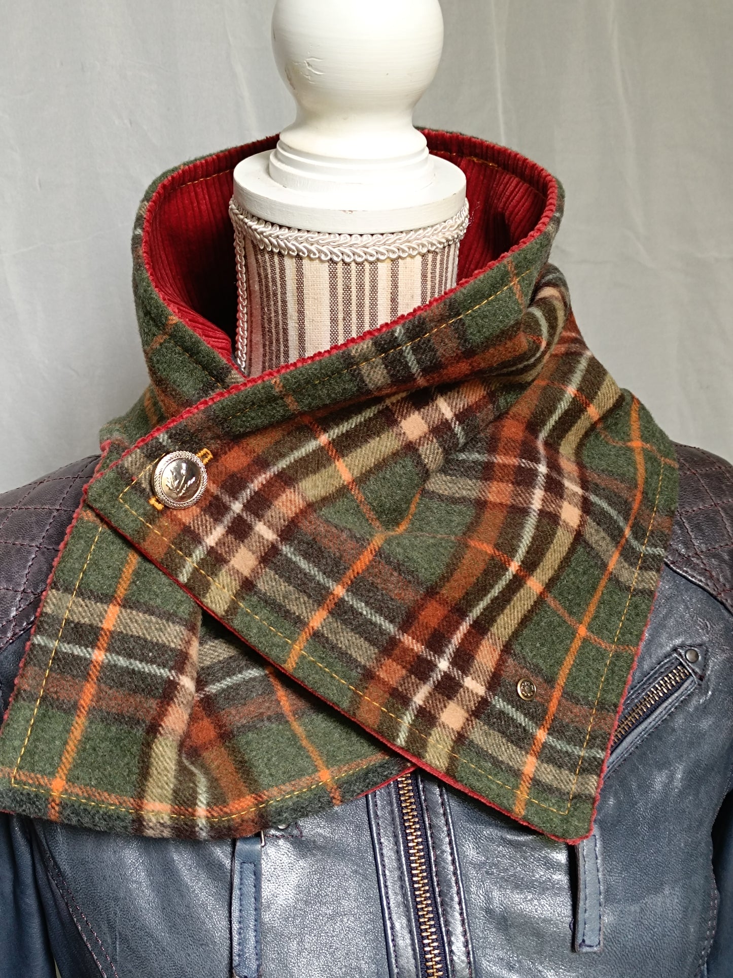 Tour de cou écharpe boutonnée tartan lainage doublé velours et bouton chardon écossais