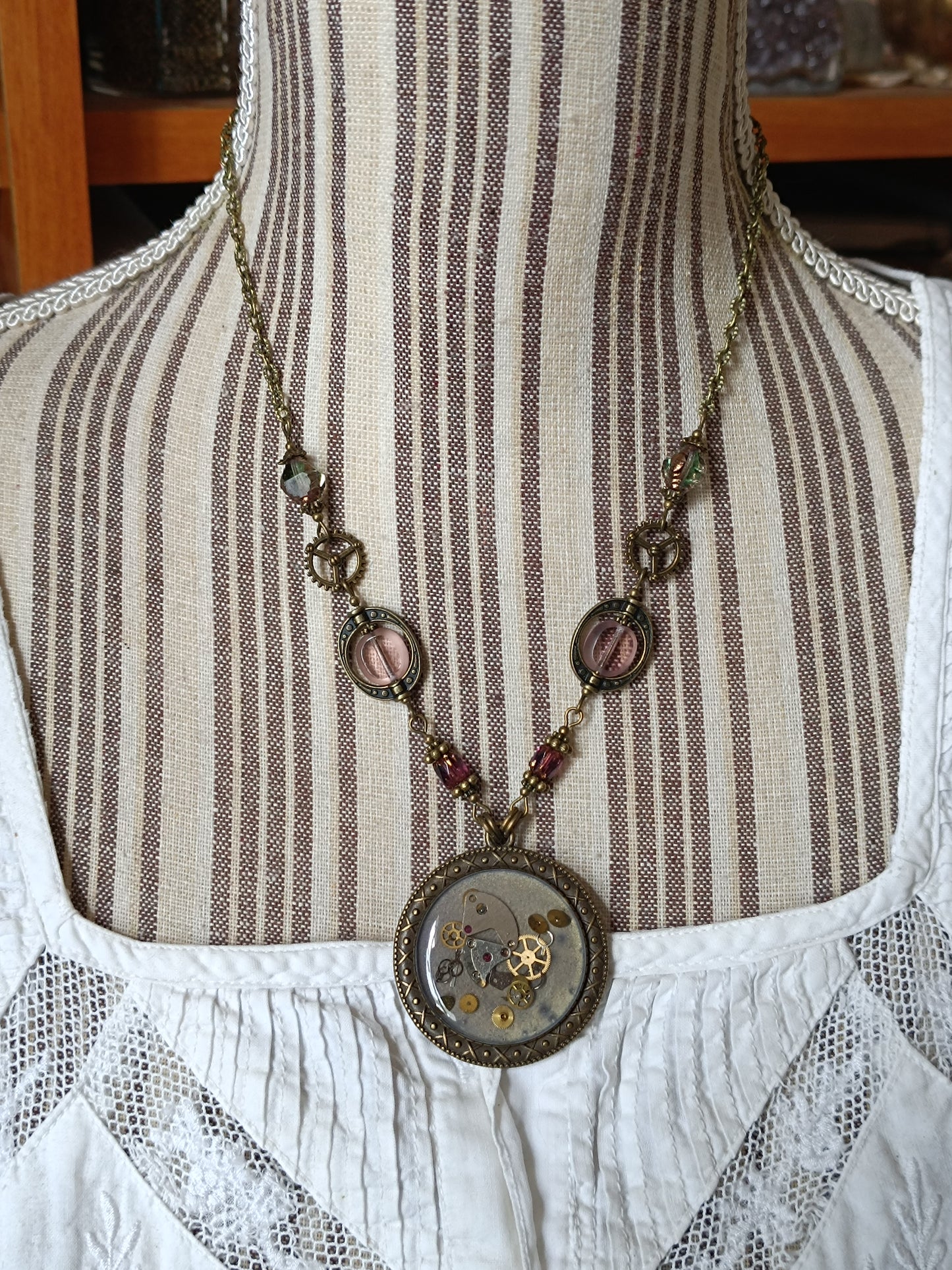 Collier chaîne et chapelet de perles pendentif cabochon steampunk