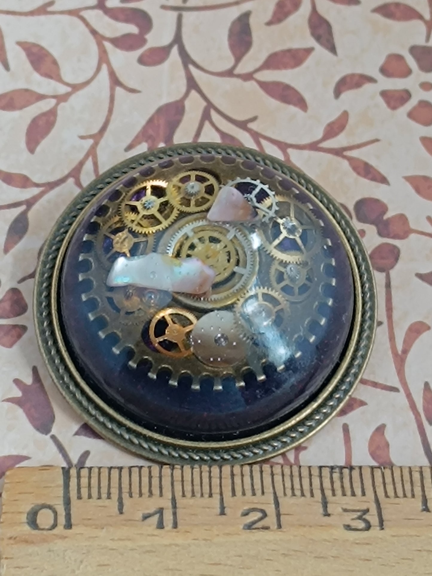 broche dôme de résine époxy et nacre Steampunk