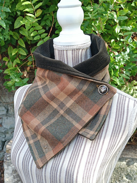 Tour de cou tartan laine vert ocre marron doublé velours brun foncé et bouton moderne abeille
