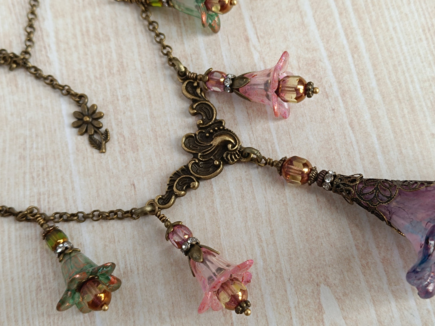 Rêveries Florales Collier fairycore romantique en bronze antique, fleurs lucite peintes main, perles lanternes verre tchèque