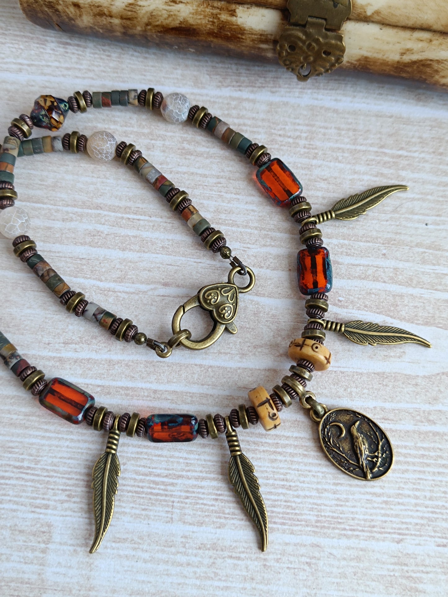 Collier artisanal câblé – Style bohème mystique corbeau