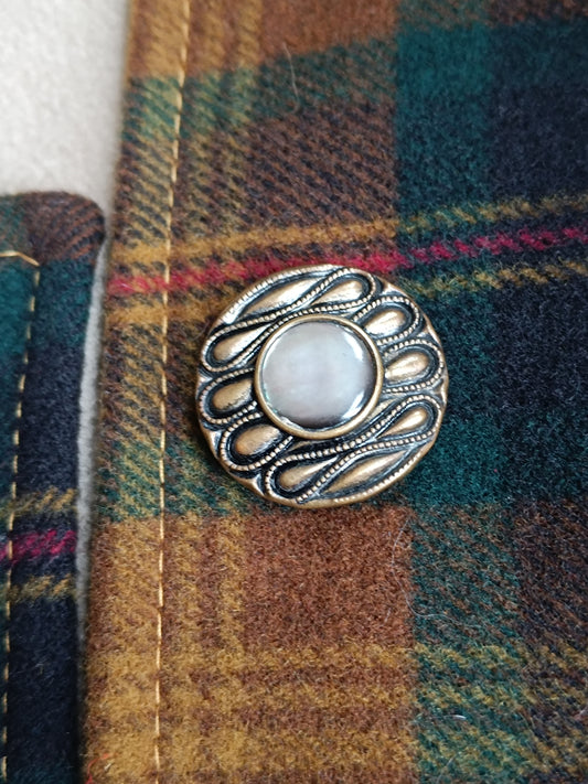 Tour de cou écharpe boutonnière tartan lainage doublé polaire beige et bouton de collection métal et nacre