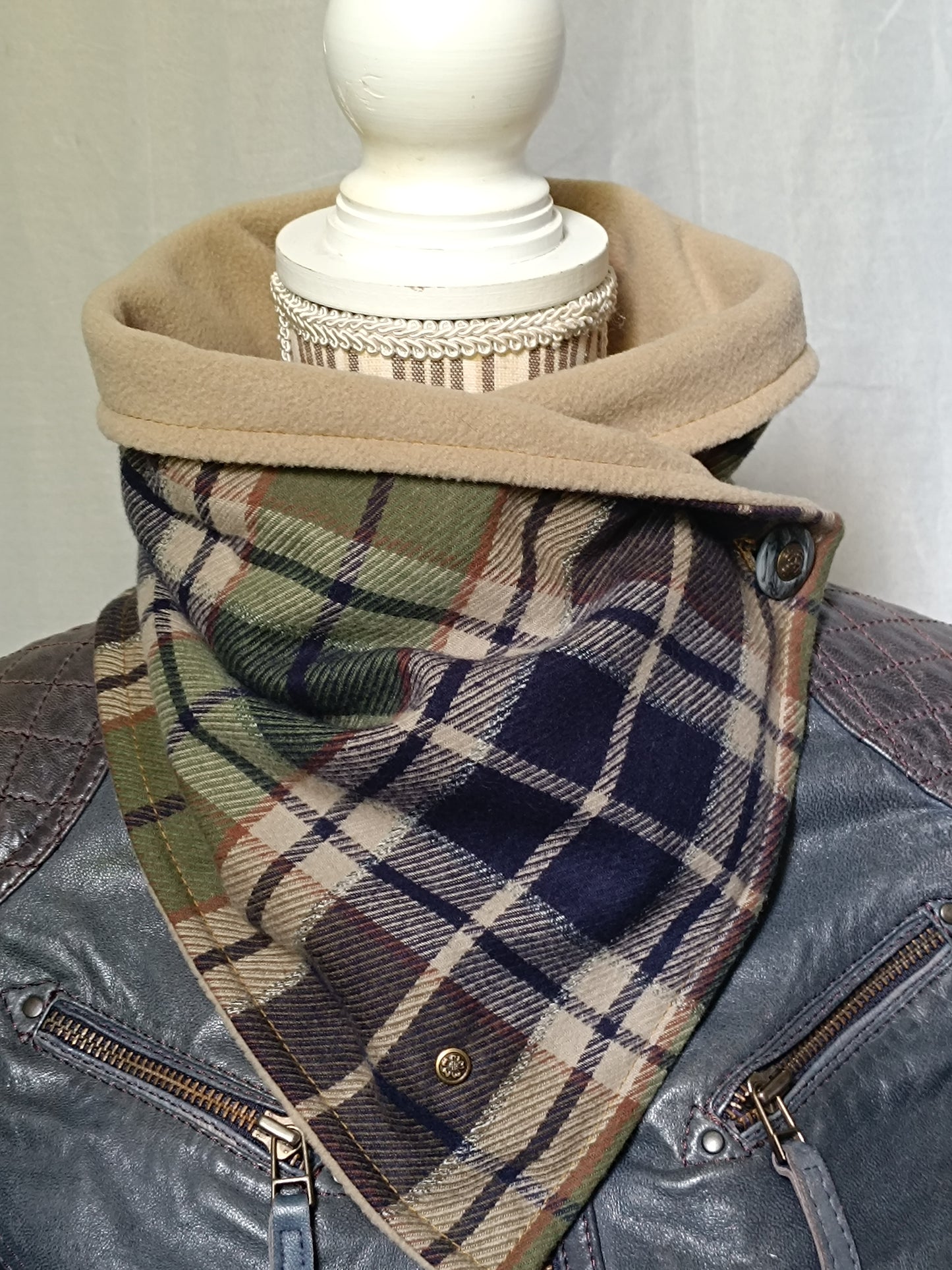 Tour de cou écharpe boutonnée tartan et polaire, bouton vintage