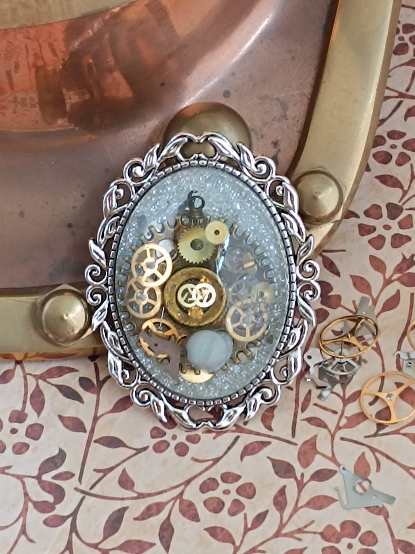 Broche Steampunk Cabochon – Résine Époxy, Fond pailleté , Engrenages Authentiques