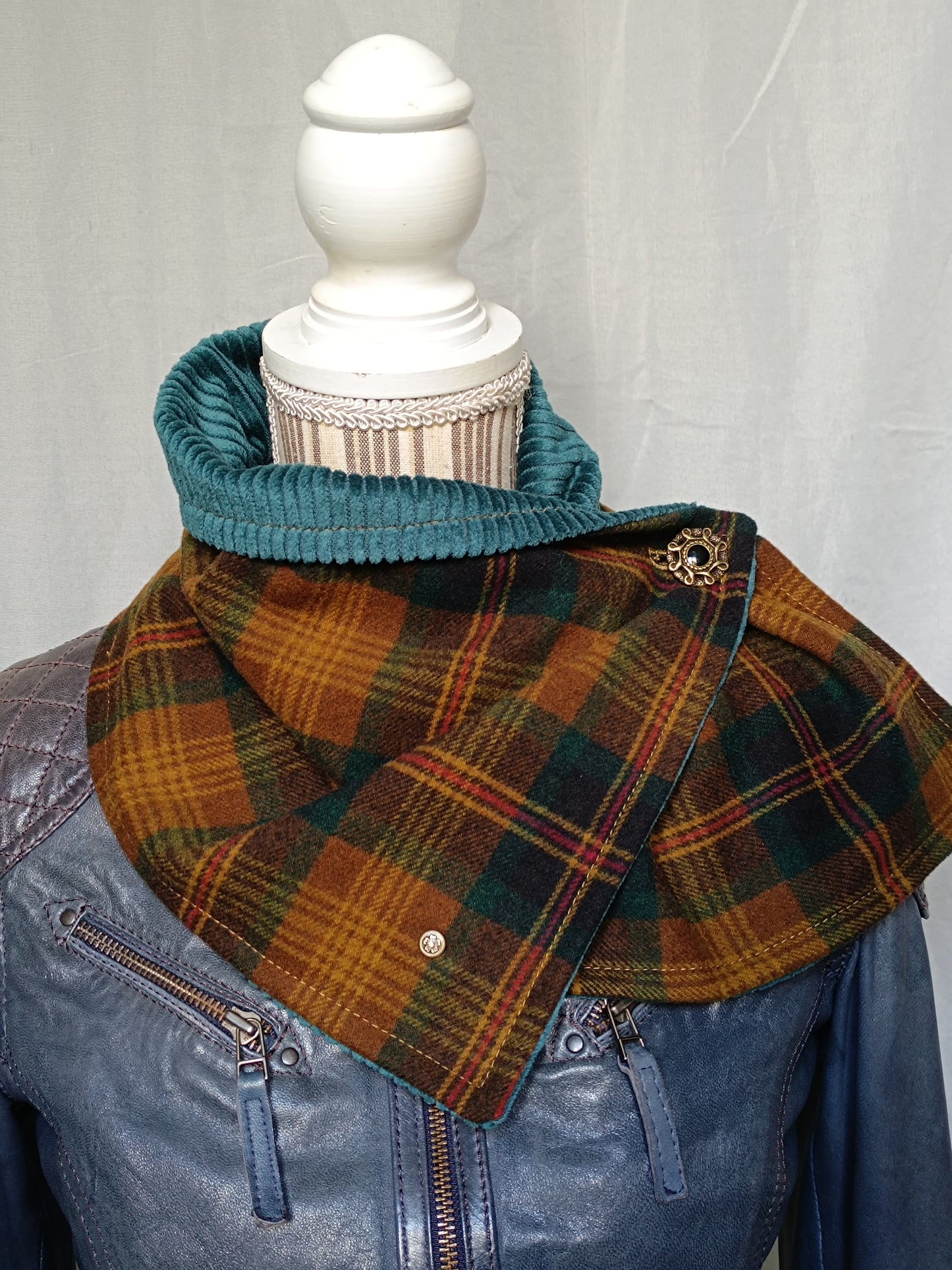 Tour de Cou Boutonné en Tartan Celtique Étreinte Textile & Poésie de Saison