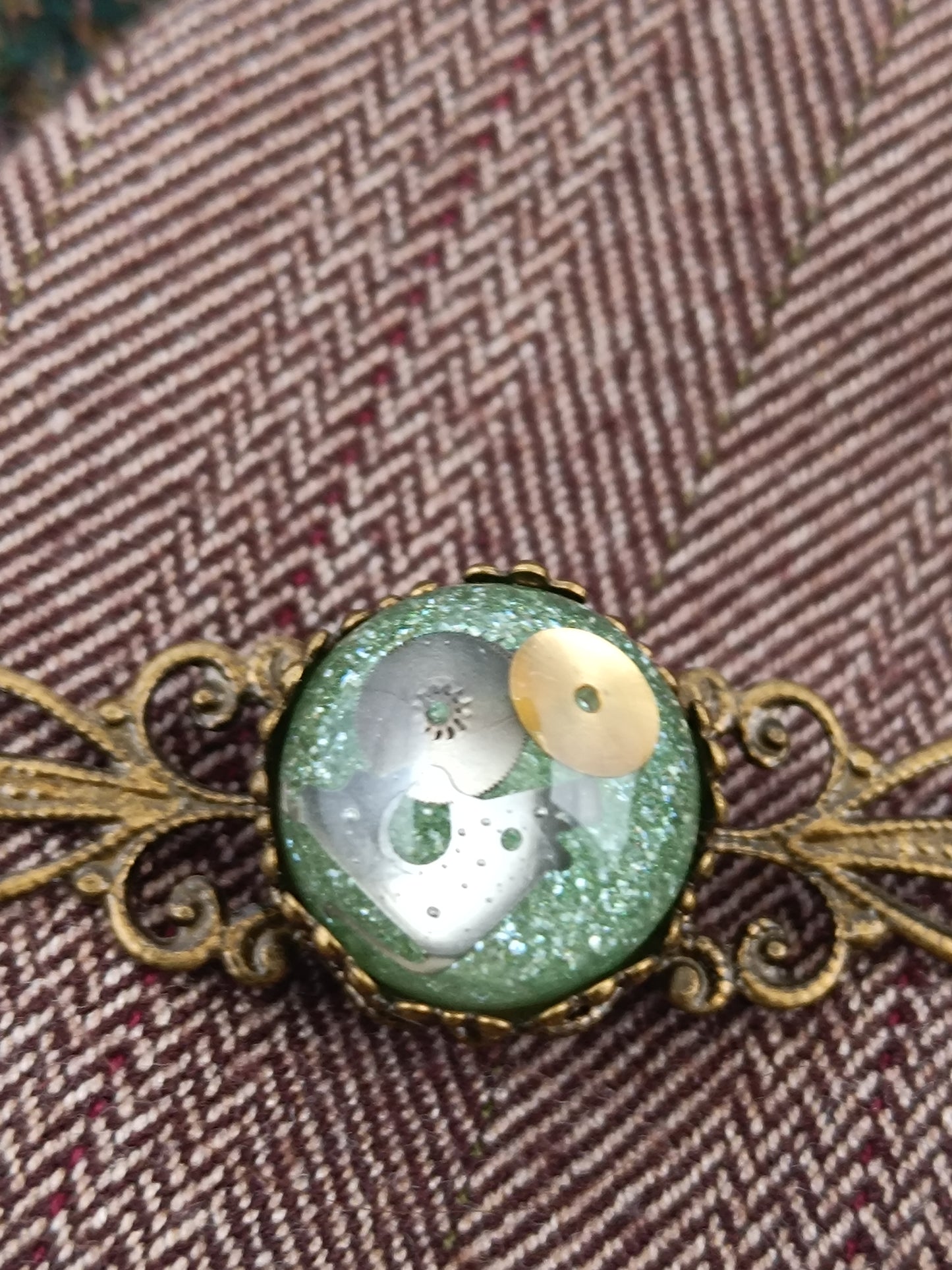 Broche Épinglette Steampunk Filigrane Bronze - Cabochon Résine Époxy Vert