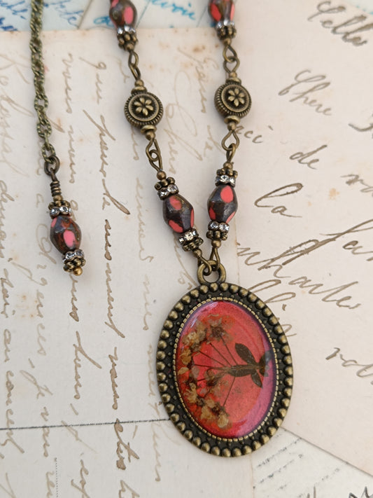 Pendentif Botanique Dark Floral Fleurs Séchées Résine Bronze Antique Pièce Unique