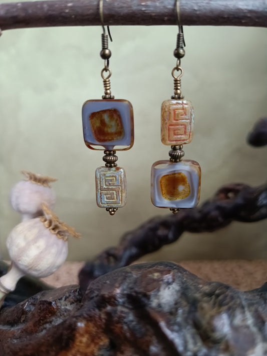 Boucles d'oreilles pendantes perles de verre tchèque asymétriques style bohème mystérieux moderne