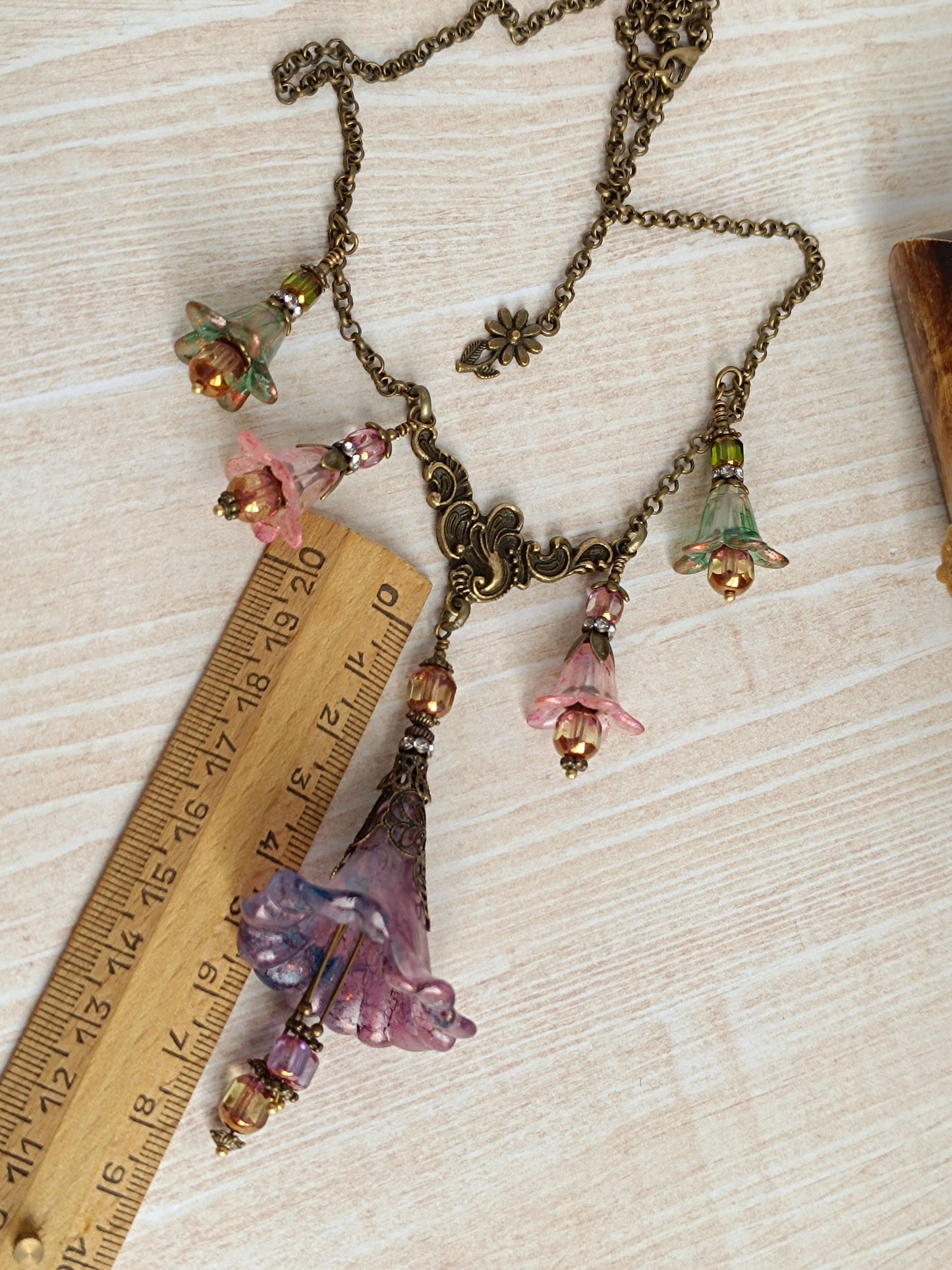 Rêveries Florales Collier fairycore romantique en bronze antique, fleurs lucite peintes main, perles lanternes verre tchèque
