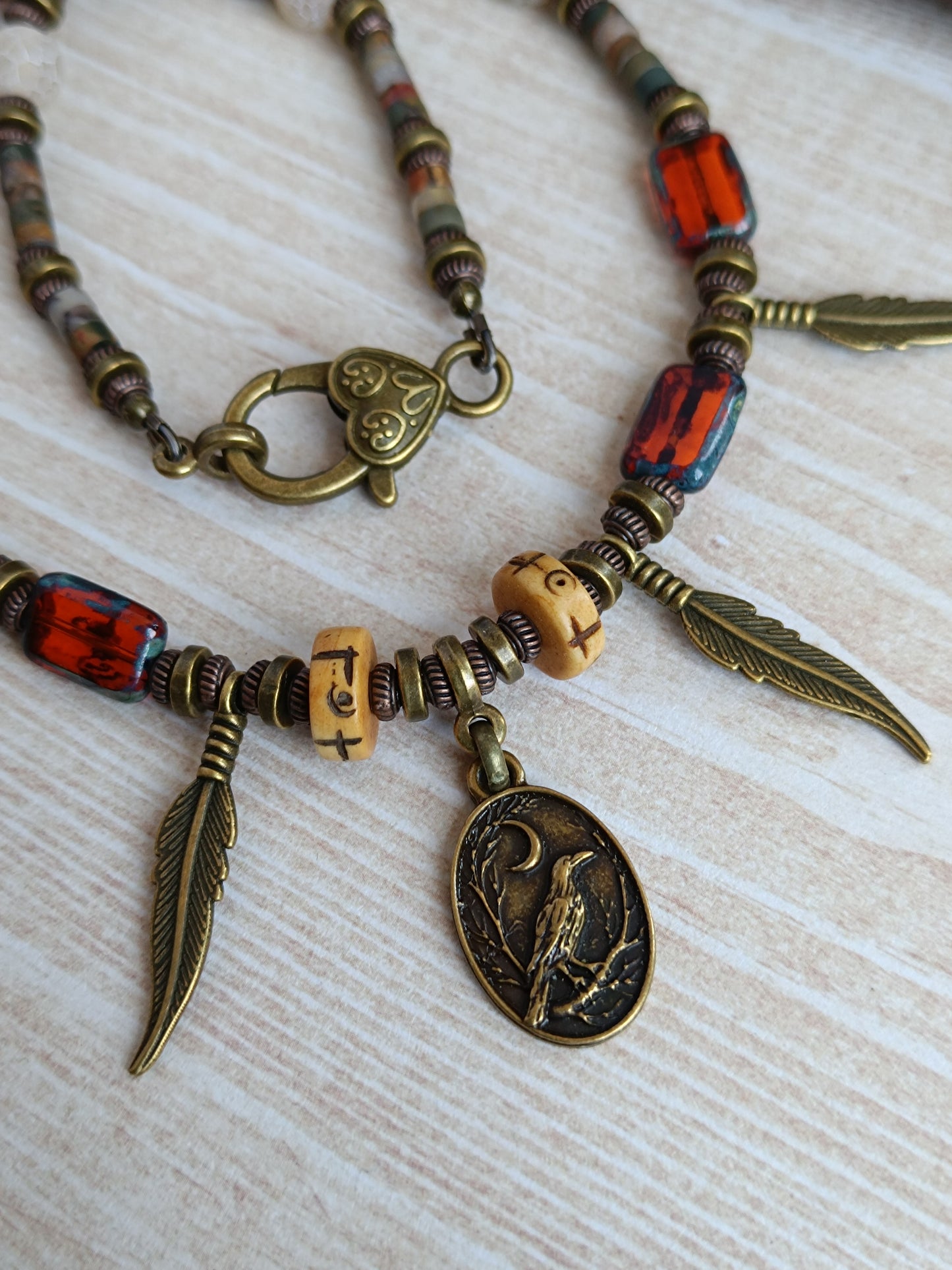 Collier artisanal câblé – Style bohème mystique corbeau